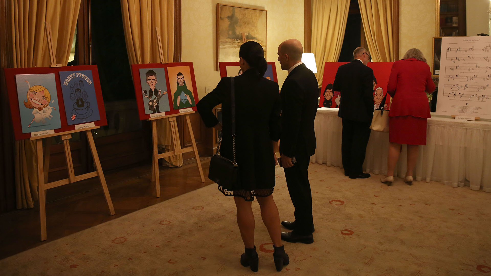 En uno de los salones, se exhibieron dibujos del artista argentino Costhanzo que hablan de la cultura británica, como Sherlock Holmes, Queen o los Monty Python