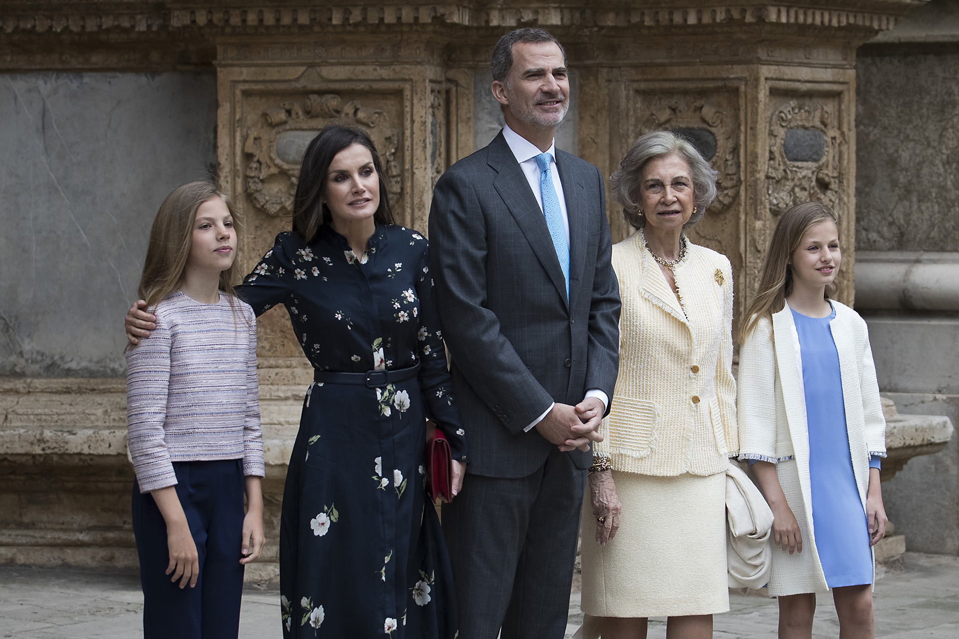Los monarcas junto a sus hijas, Sofía y Leonor, y la reina emérita Sofía