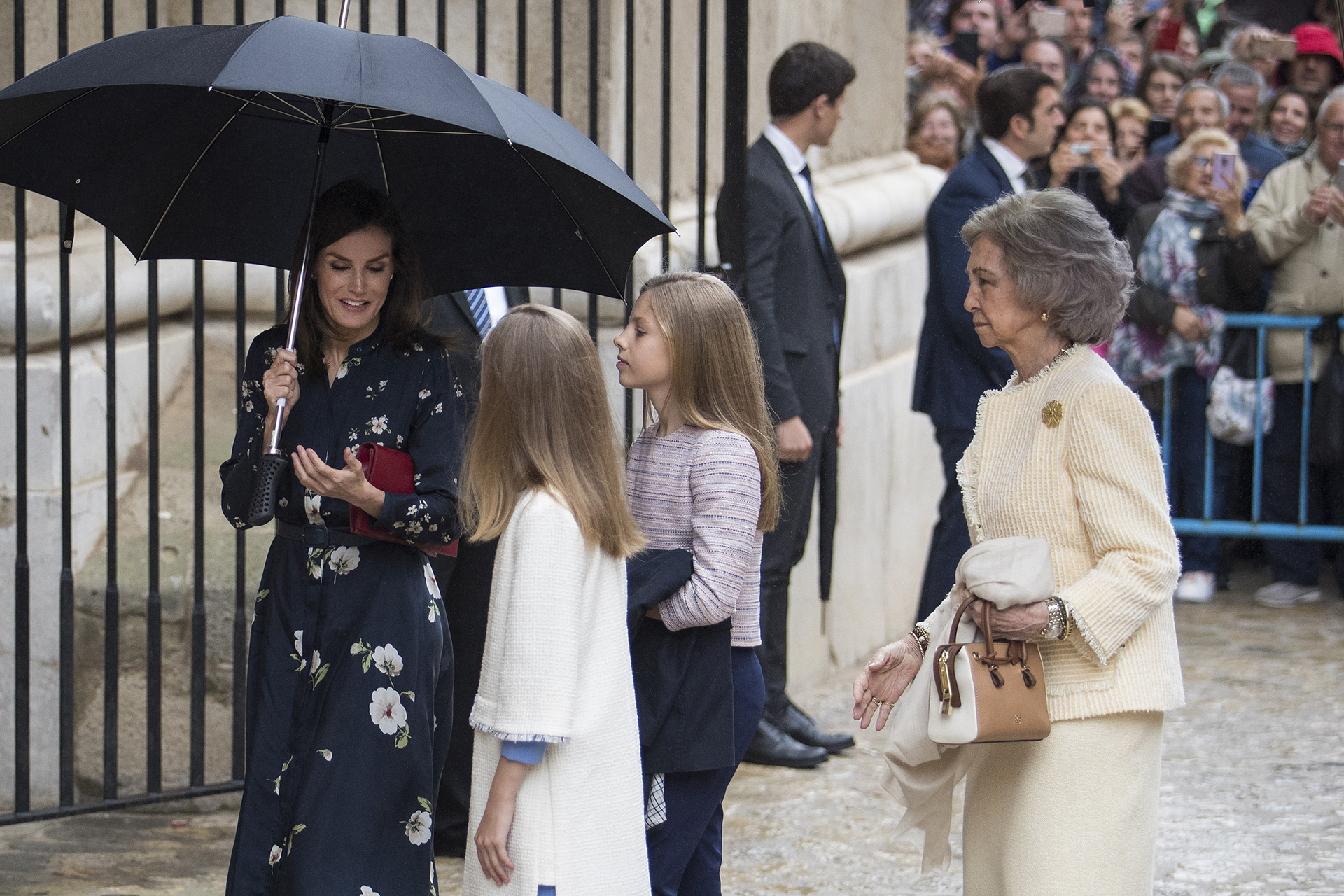 La reina Letizia habla con sus hijas, escoltadas por la reina Emérita Sofía
