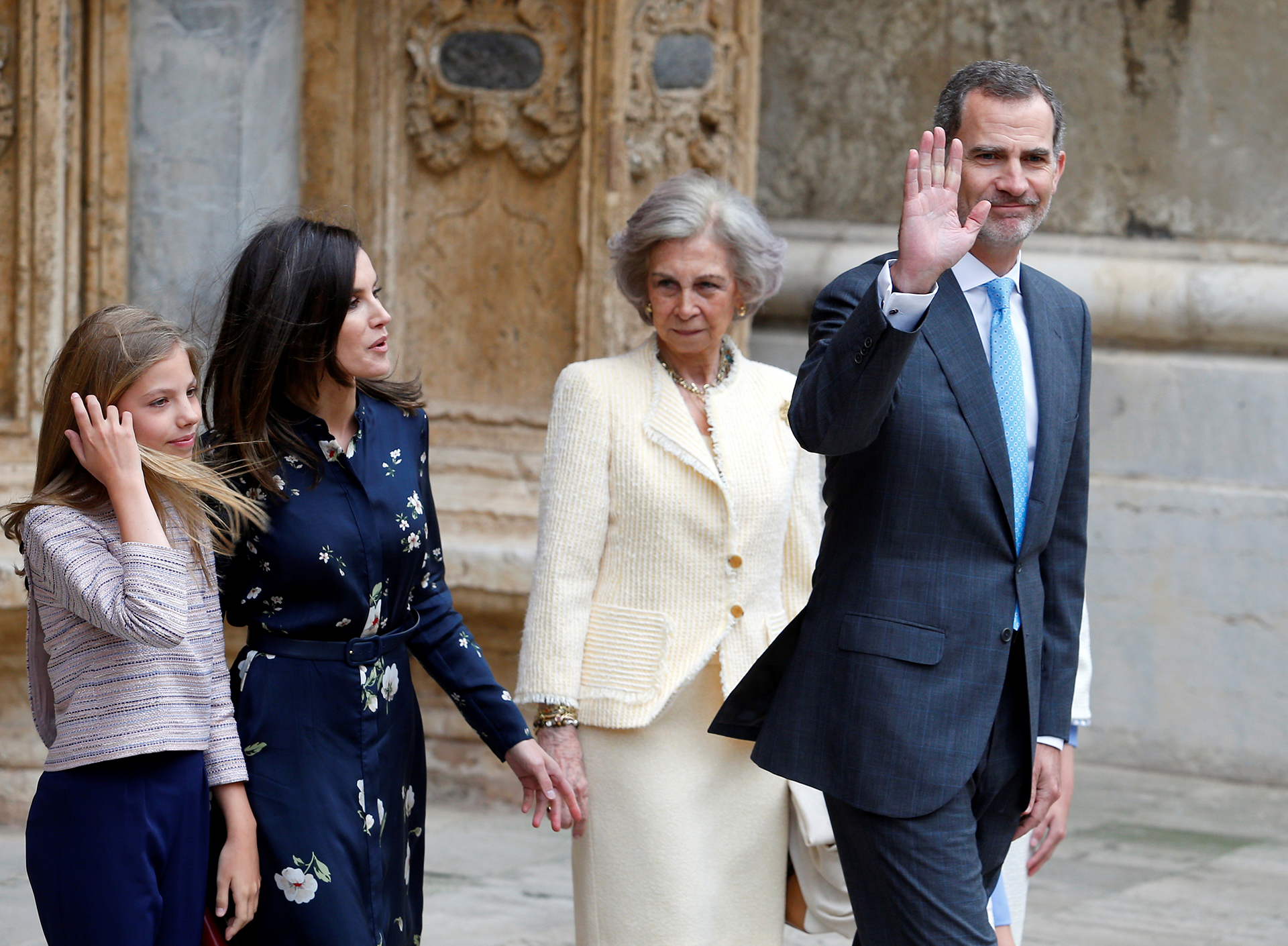 El saludo del rey Felipe a la salida de la misa de Pascuas /// Fotos: Reuters – AFP