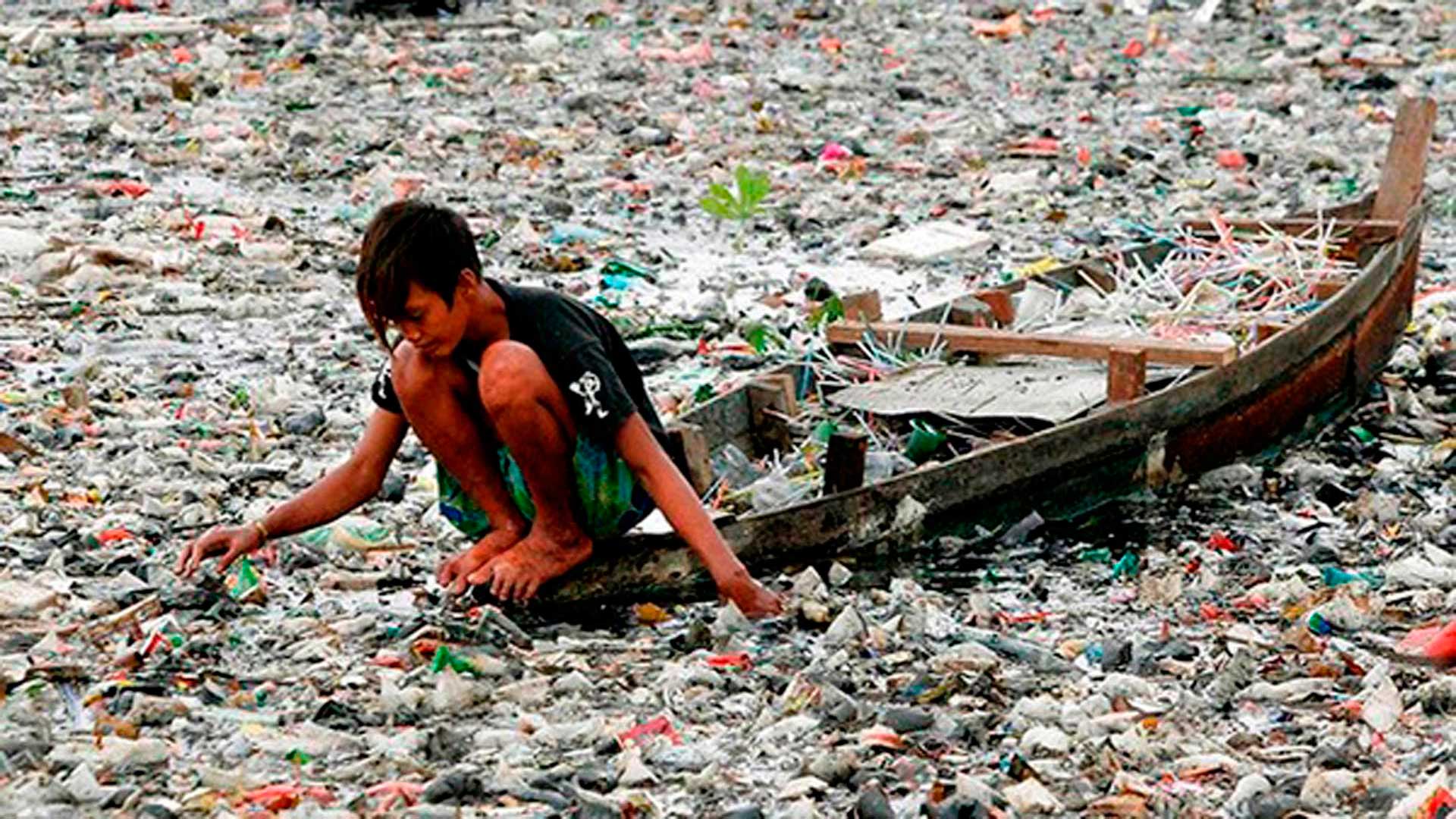 Navegando un mar de basura en India