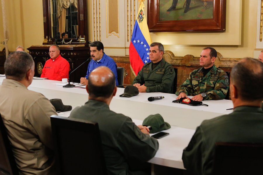 Maduro rodeado de su gabinete durante la alocución en cadena nacional