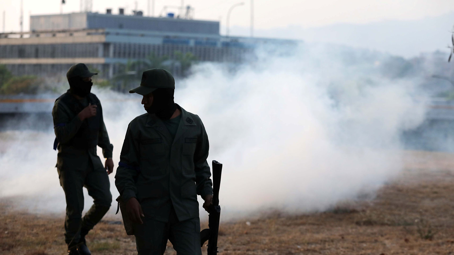 Los militares afines al chavismo lanzaron gases lacrimógenos (Reuters)