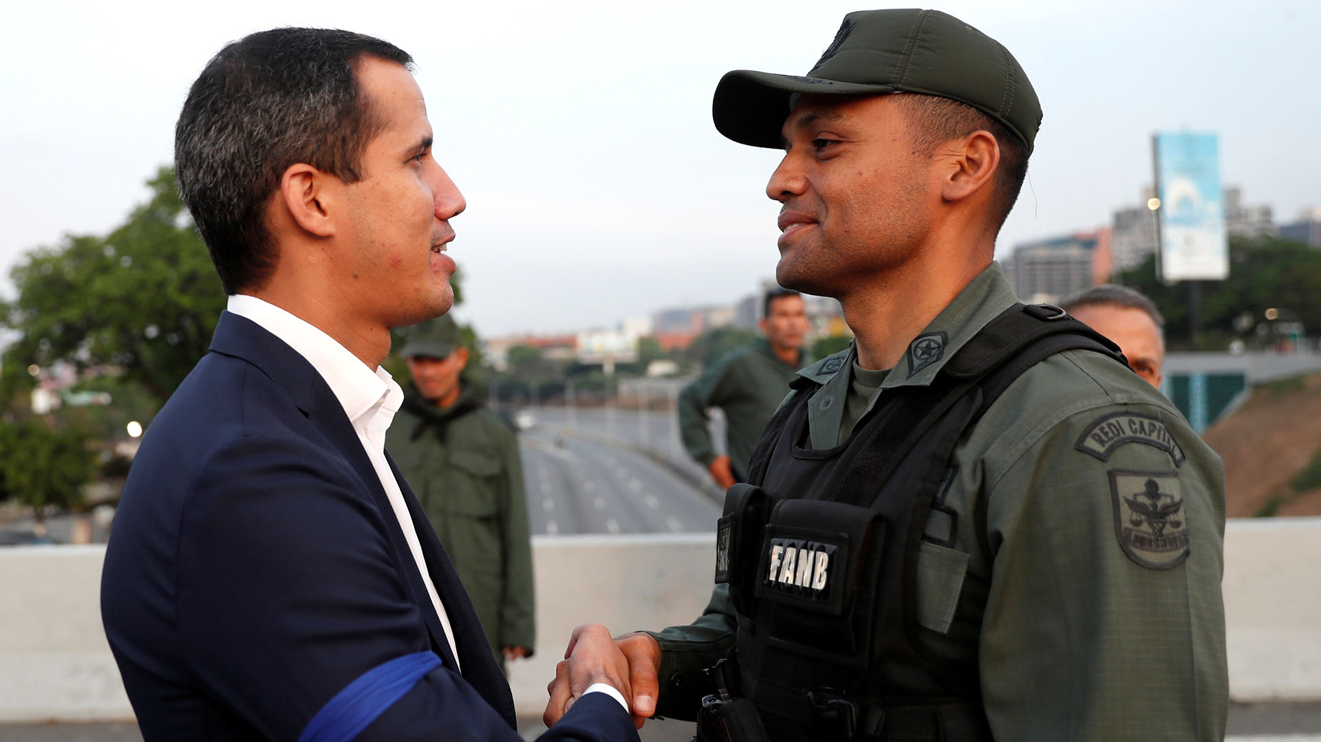 El líder de la oposición venezolana Juan Guaidó da la mano a un militar cerca de la Base Aérea “La Carlota” del Generalísimo Francisco de Miranda, en Caracas, Venezuela, el 30 de abril de 2019. REUTERS/Carlos Garcia Rawlins