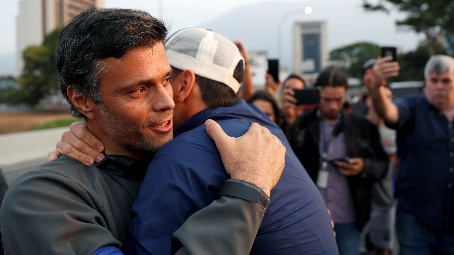 Leopoldo López abraza a una persona que se acercó a saludarlo REUTERS/Carlos Garcia Rawlins