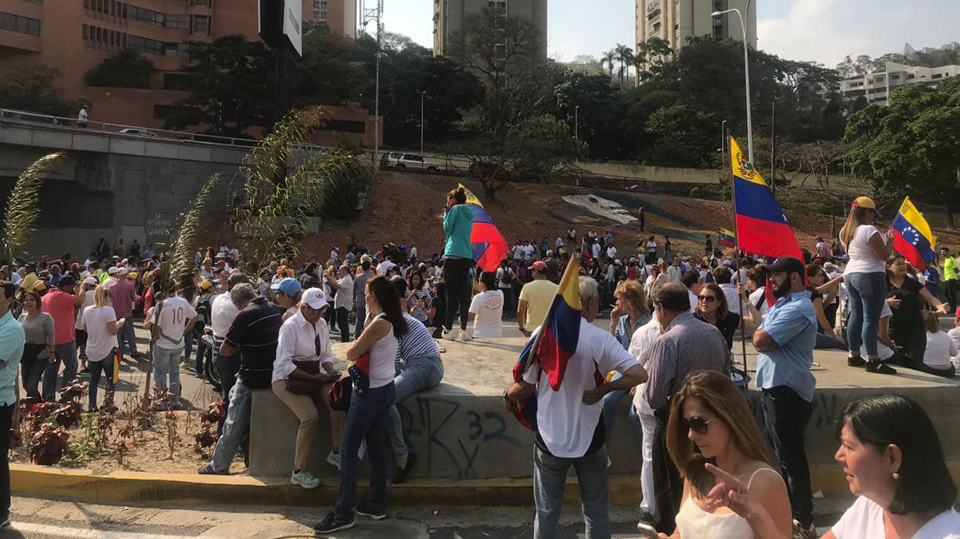 Protestas en el distribuidor Santa Fe de Caracas