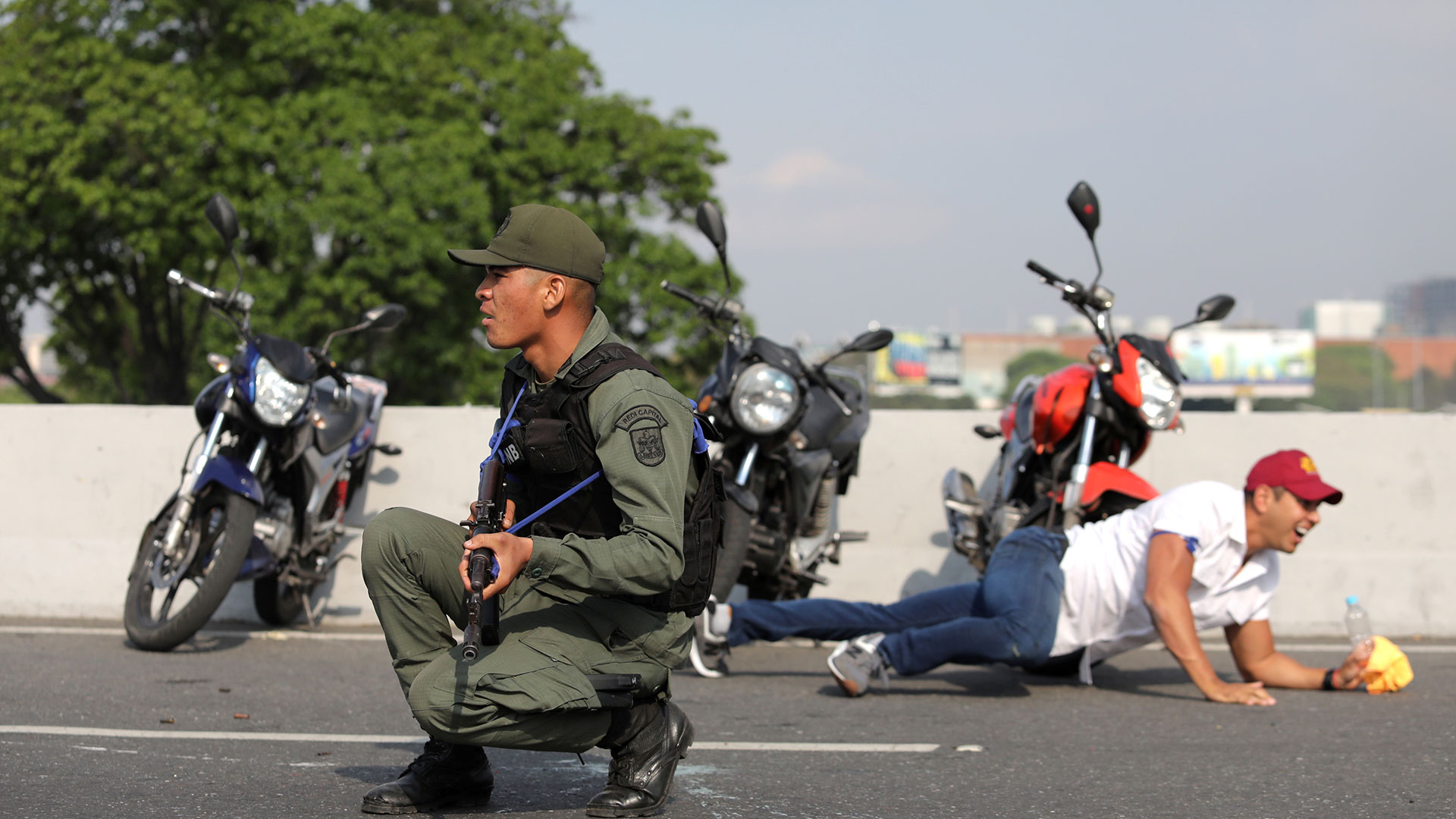 Soldados venezolanos apostados en La Carlota (Reuters)
