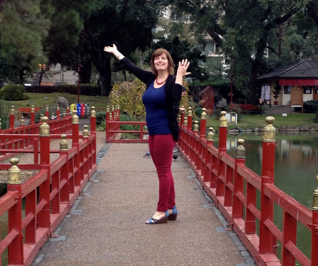 La estadounidense Sasha Cagen se “autocasó” el el Jardín Japones del barrio de Palermo