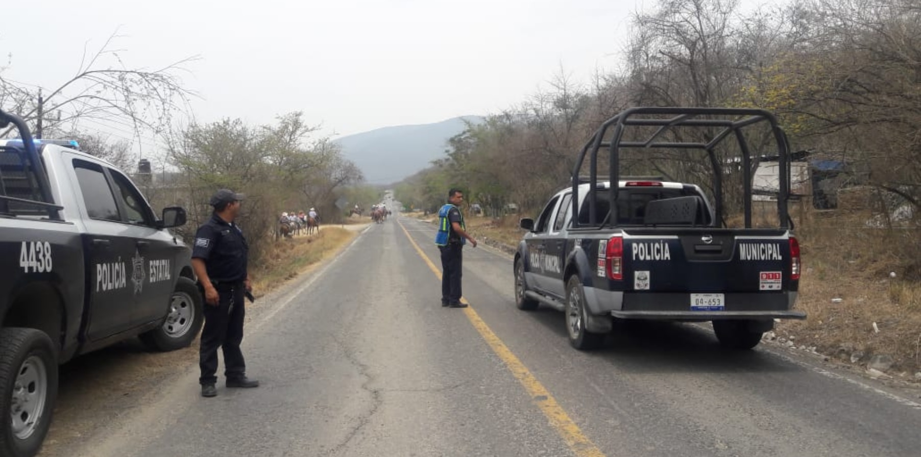Los elementos habrían descendido de la unidad y dejaron sus armas dentro del vehículo, de donde los ladrones las sacaron Twitter: (Policía estatal Querétaro)