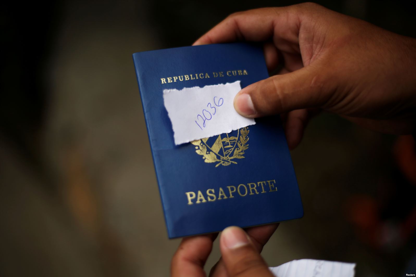 Un cubano en Ciudad Juárez muestra su turno para solicitar asilo en EEUU.