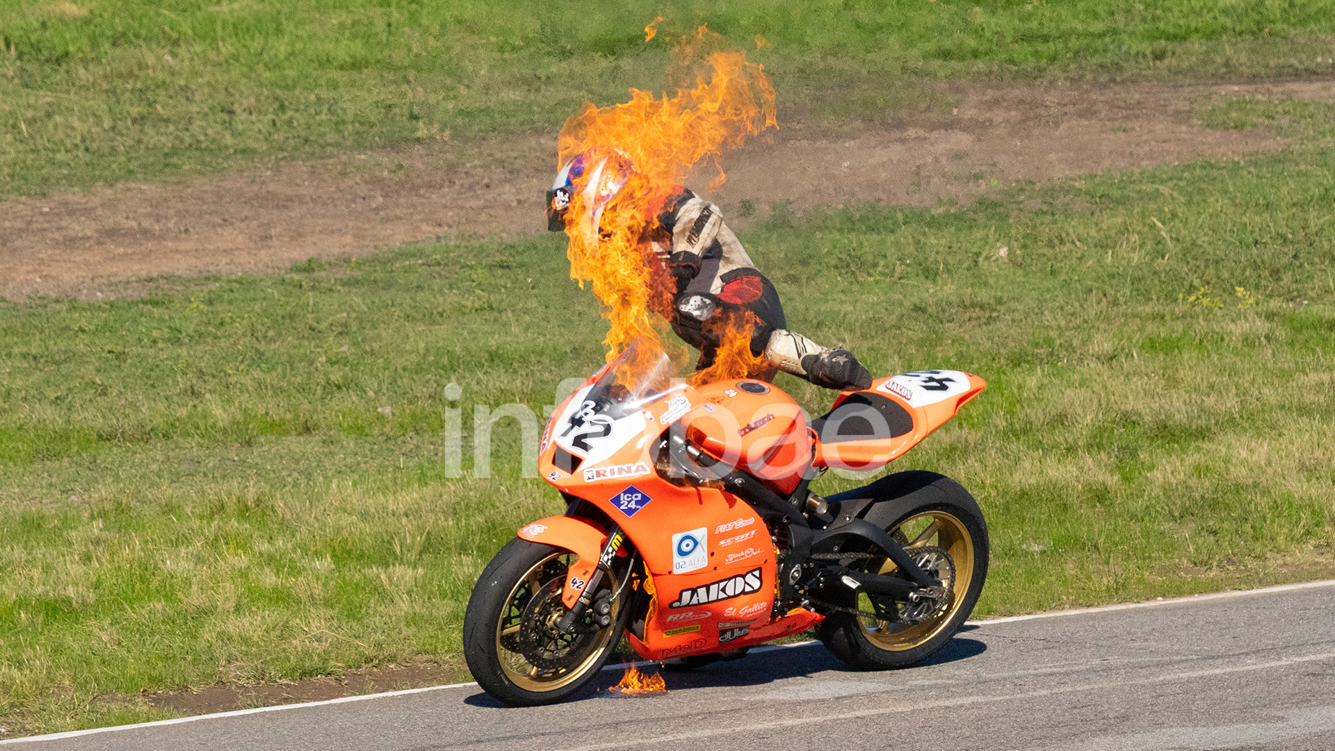 El momento más tenso: la lengua de fuego envuelve a la moto y al piloto