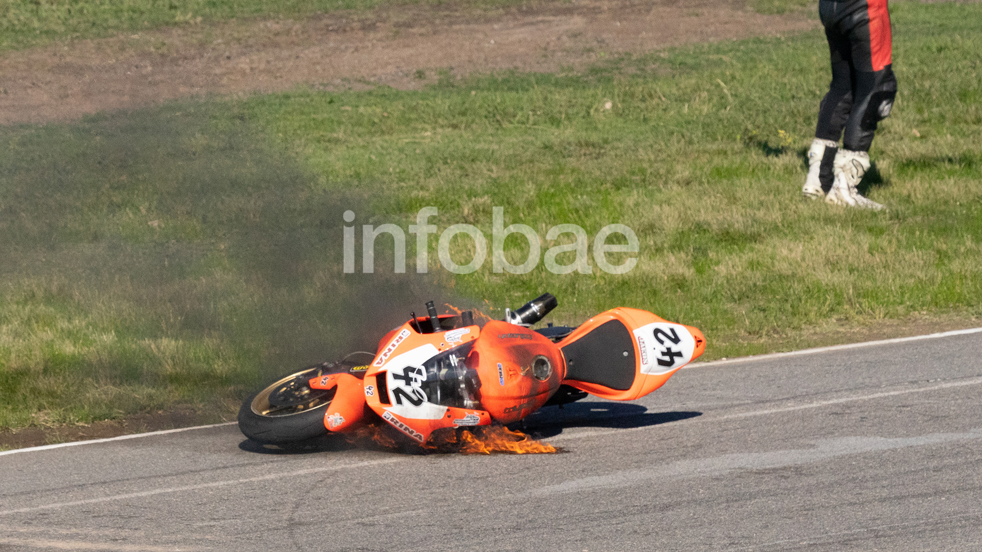 La imagen de la moto, todavía humeando, en el trazado del autódromo de Buenos Aires