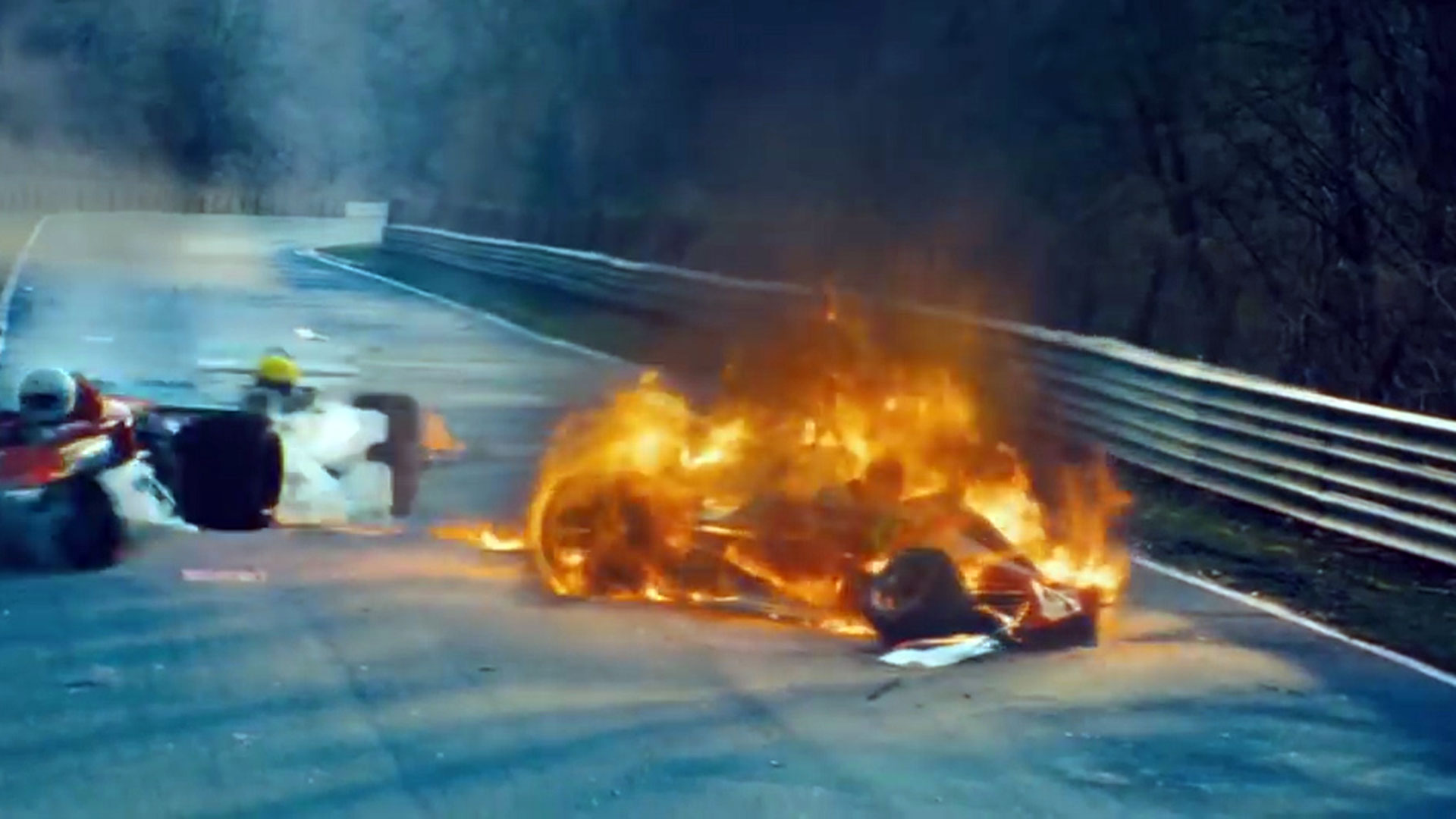 El auto de Niki Lauda en llamas, en un accidente que marcó su vida