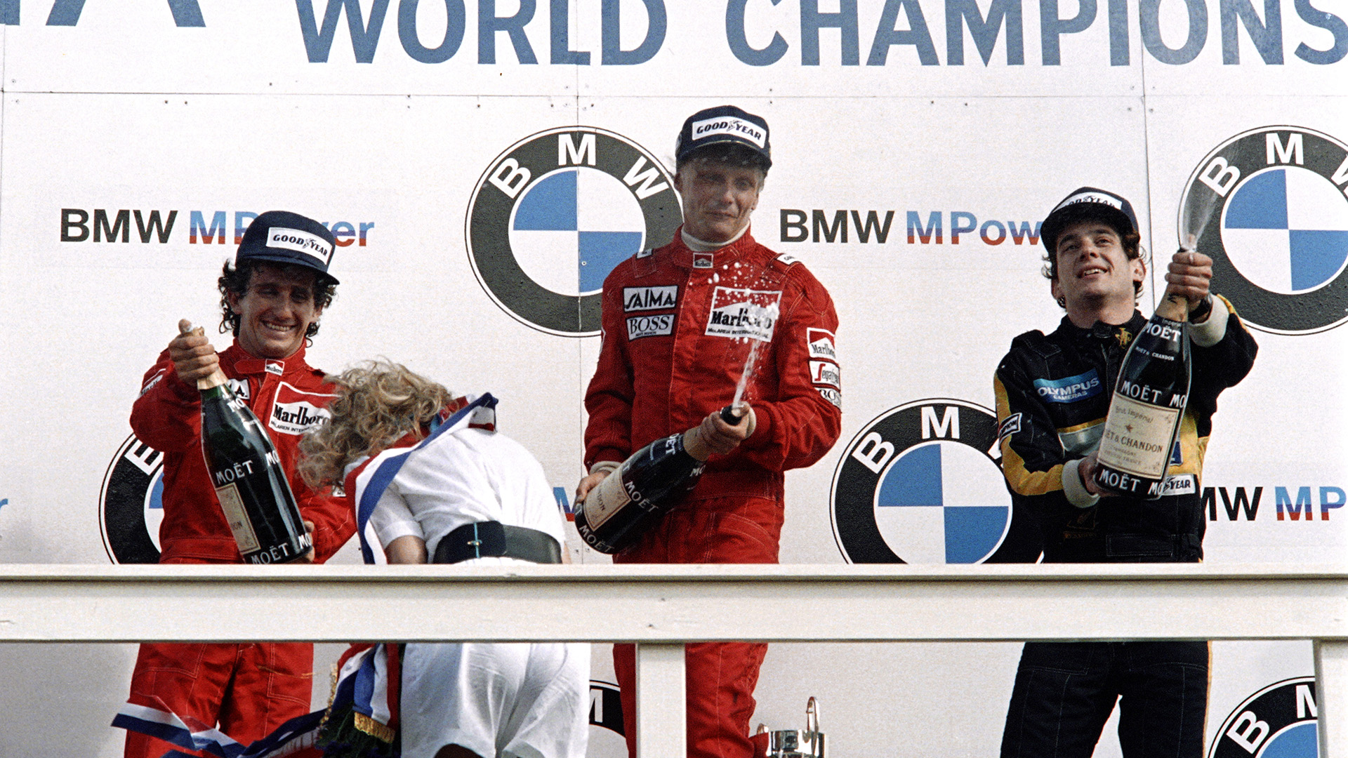 25 de agosto de 1985. Niki Lauda celebra el título mundial tras ganar el Gran Premio de Fórmula 1 de Holanda en Zandvoort, con su compañero de equipo de McLaren, el piloto francés Alain Prost y el brasileño Ayrton Senna (Lotus)