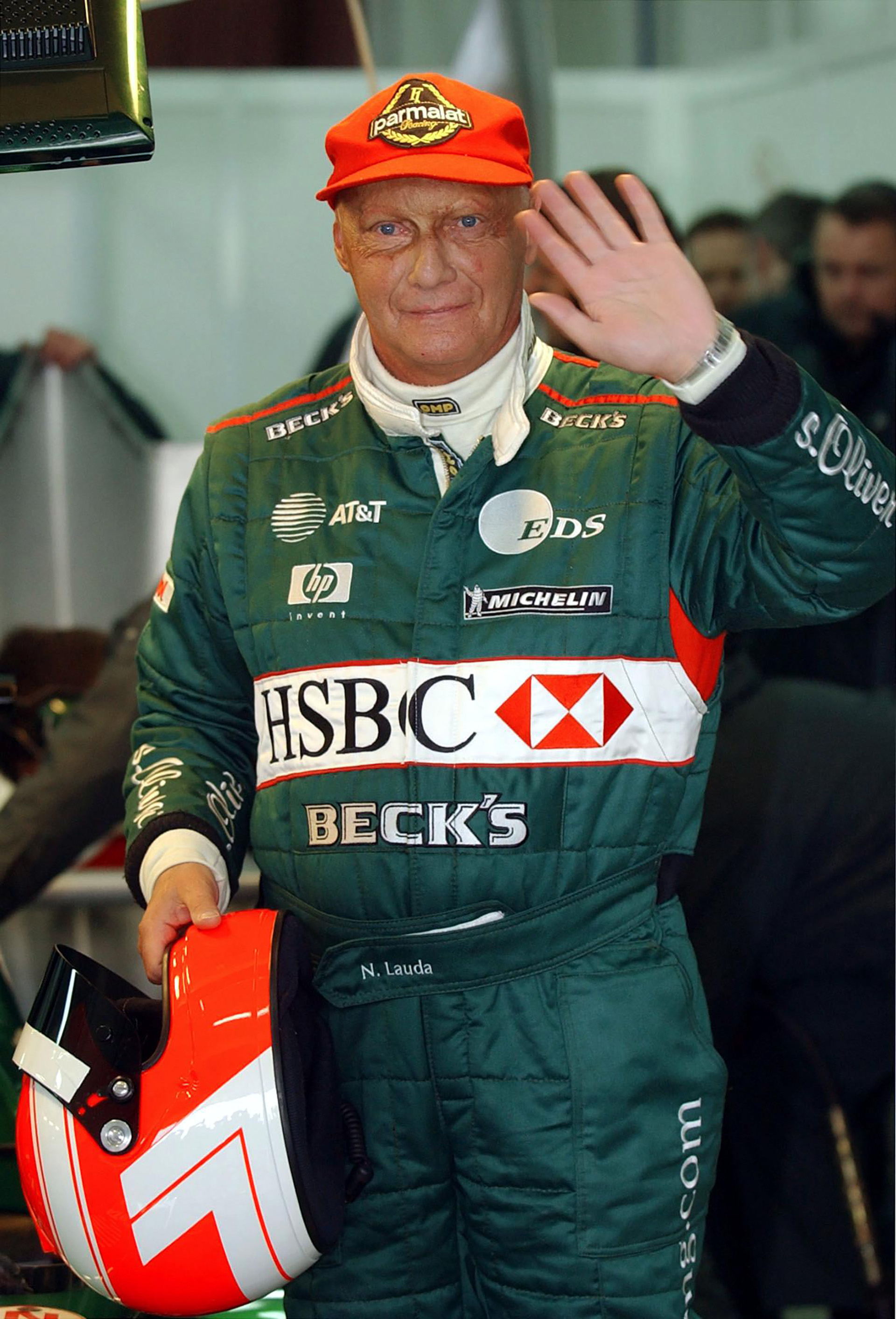13 de enero de 2002, Niki Lauda saluda después de probar la Fórmula 1 del Jaguar R2 en el hipódromo de Valencia