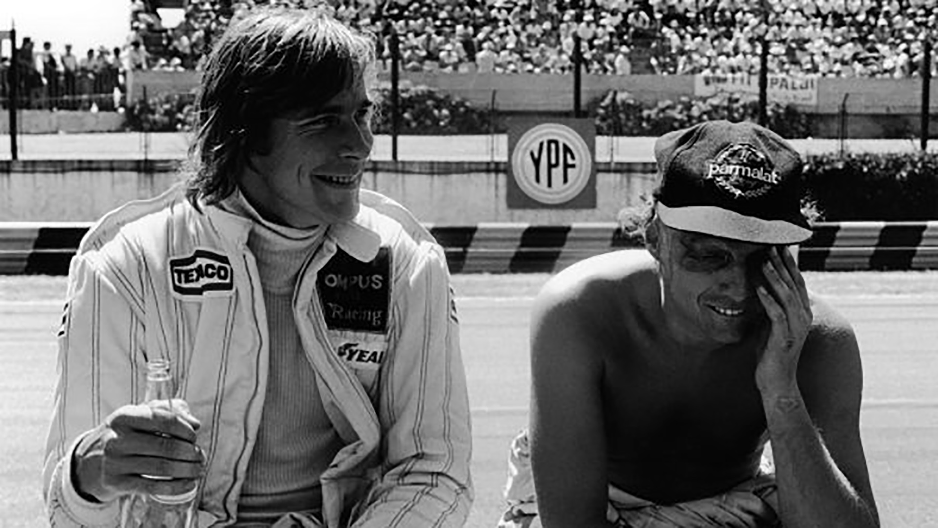 James Hunt (Wolf WR7-Ford) y Niki Lauda (Brabham BT48-Alfa), ambos retirado, bromean en el autódromo de Buenos Aires, Argentina, en 1979 World Copyright: LAT Photographic