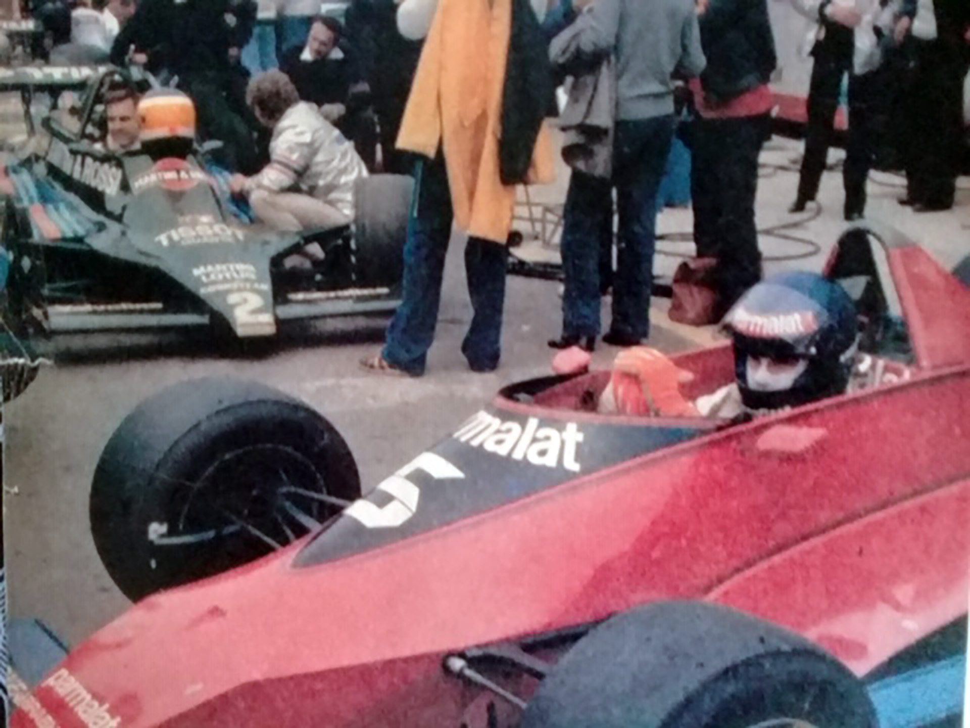Niki y “Lole” Reutemann (izquierda) y Zunino (derecha), con el auto que dejó vacante Lauda, en Argentina en 1978