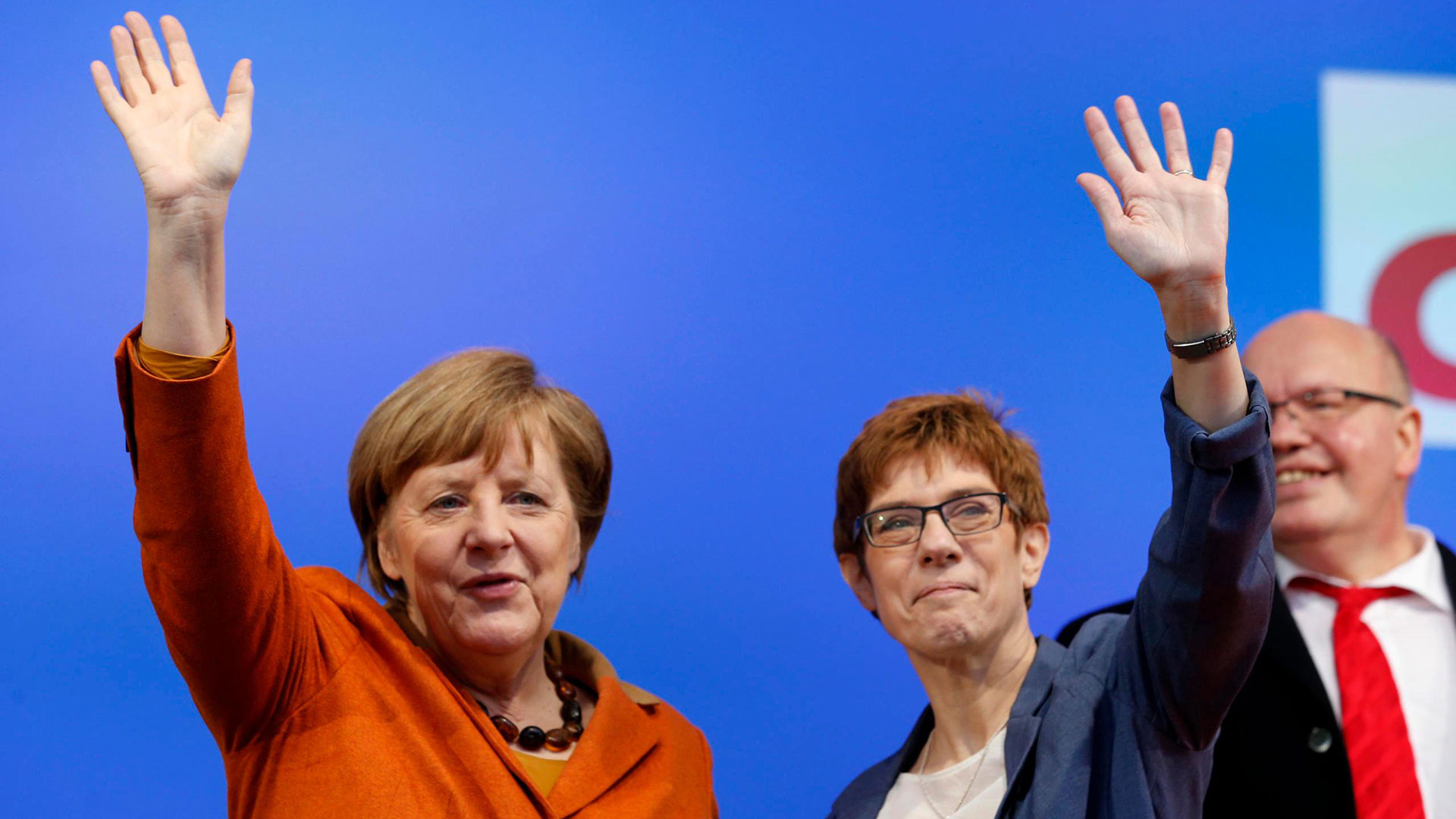 Merkel y Kramp-Karrembauer  (AP)