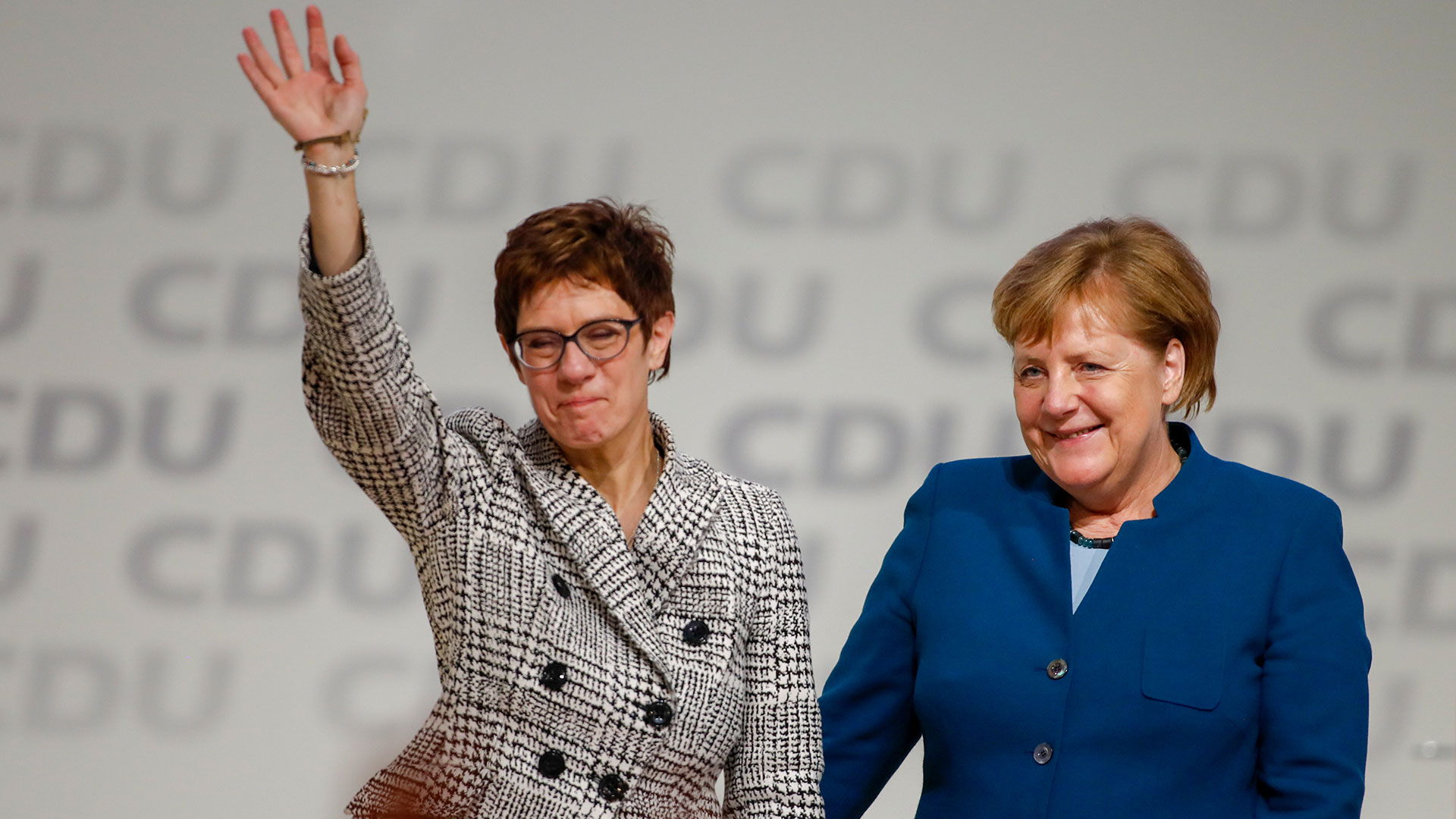 Annegret Kramp-Karrenbauer y Angela Merkel, el día de las elecciones de la Unión Demócrata Cristiana (AFP)