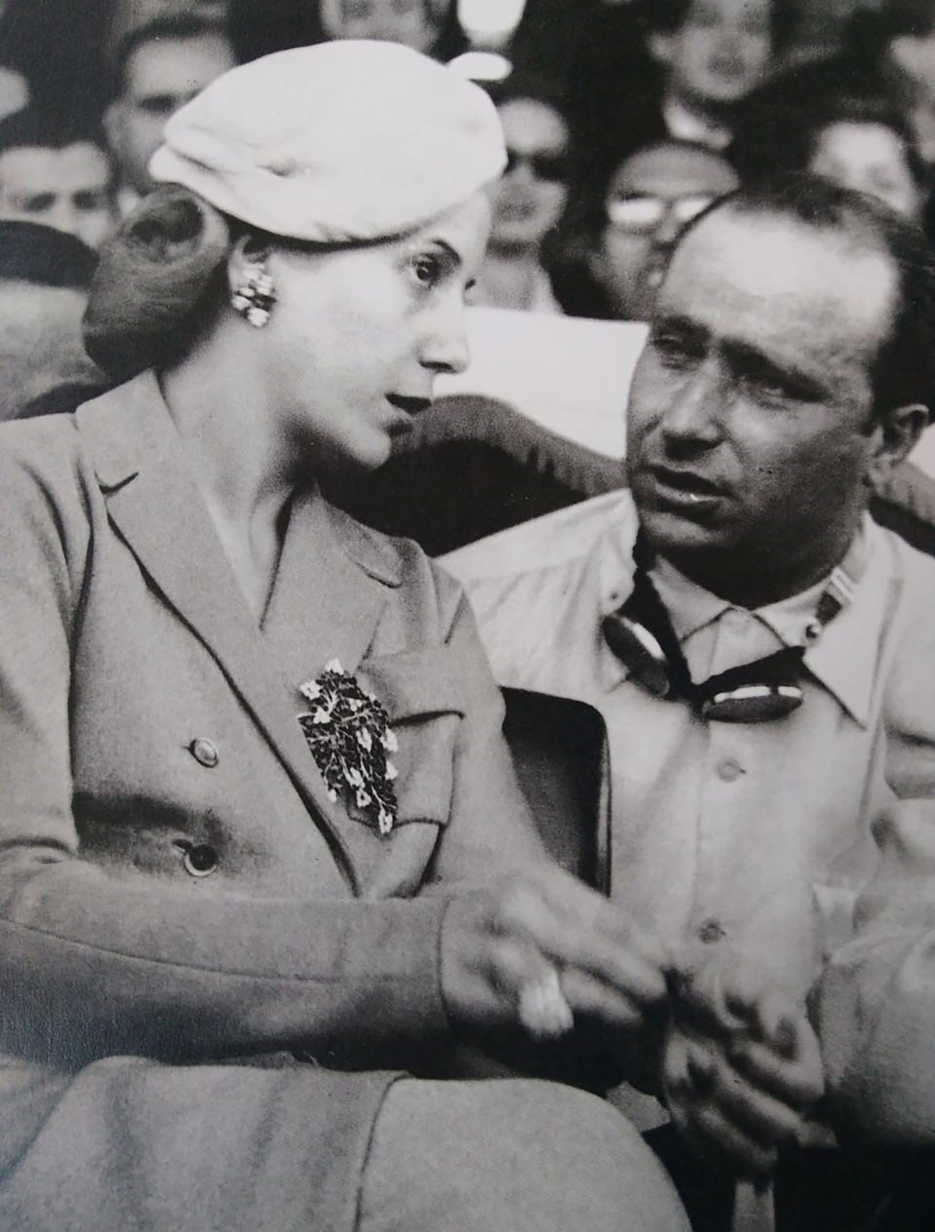 Eva Perón en compañía de Juan Manuel Fangio, el múltiple campeón de automovilismo