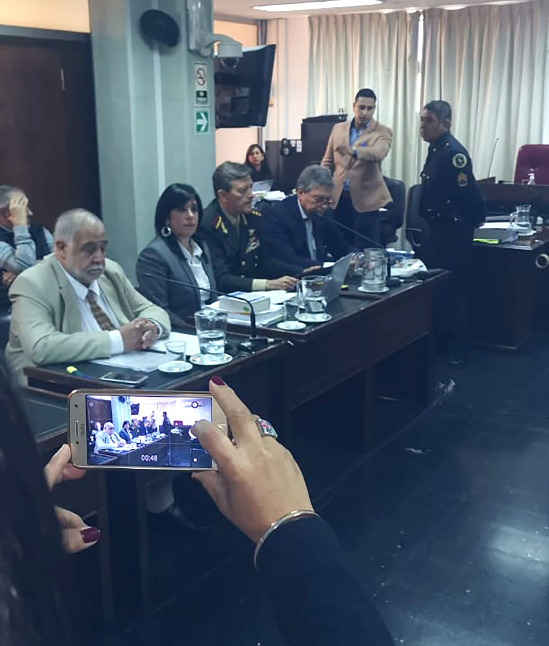 Acompañado por su abogada, Mariana Barbitta, Milani aparece sentado en el banquillo de los acusados, sin esposas y vestido de militar