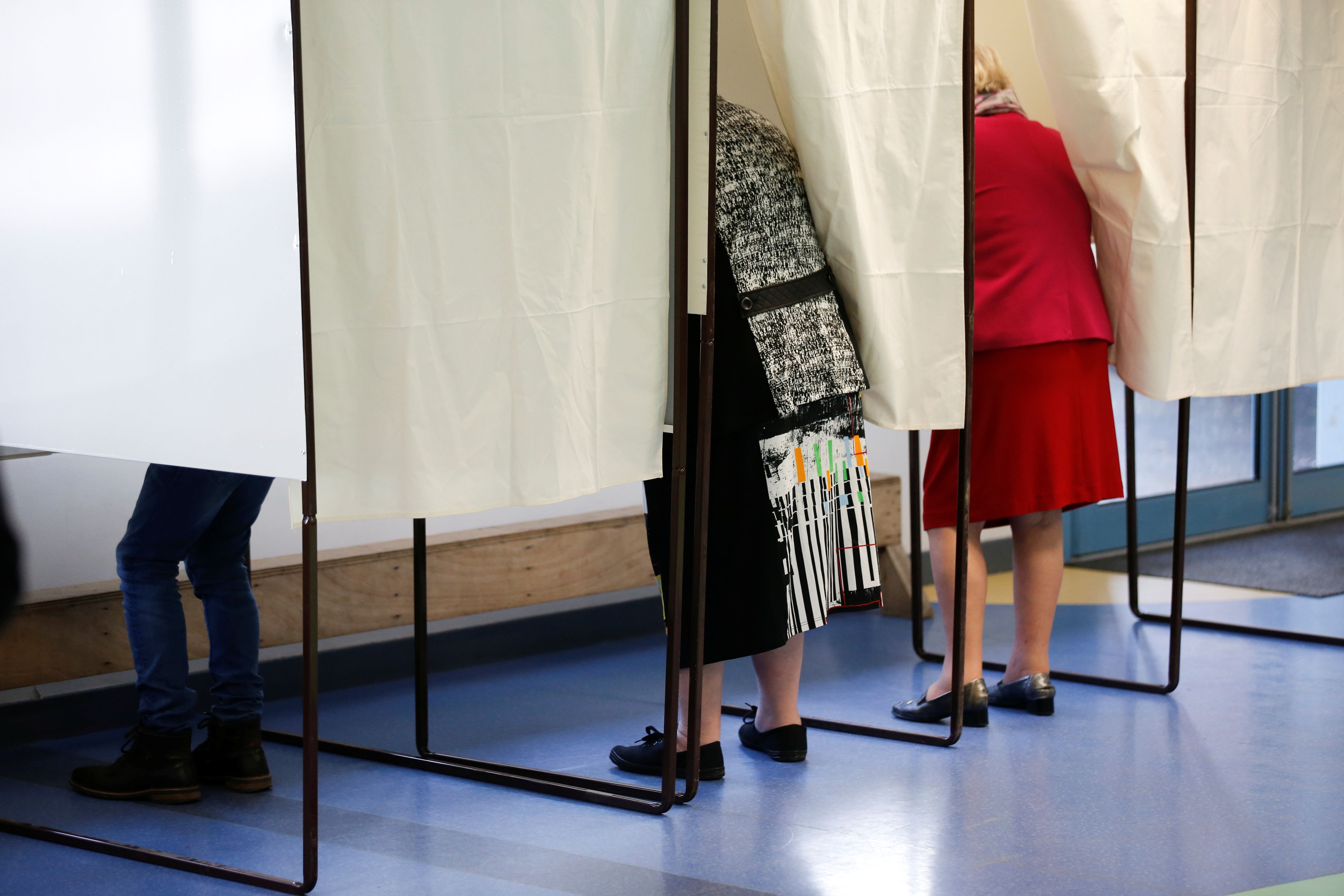 Un centro de votación en Henin-Beaumont, Francia (REUTERS/Pascal Rossignol)