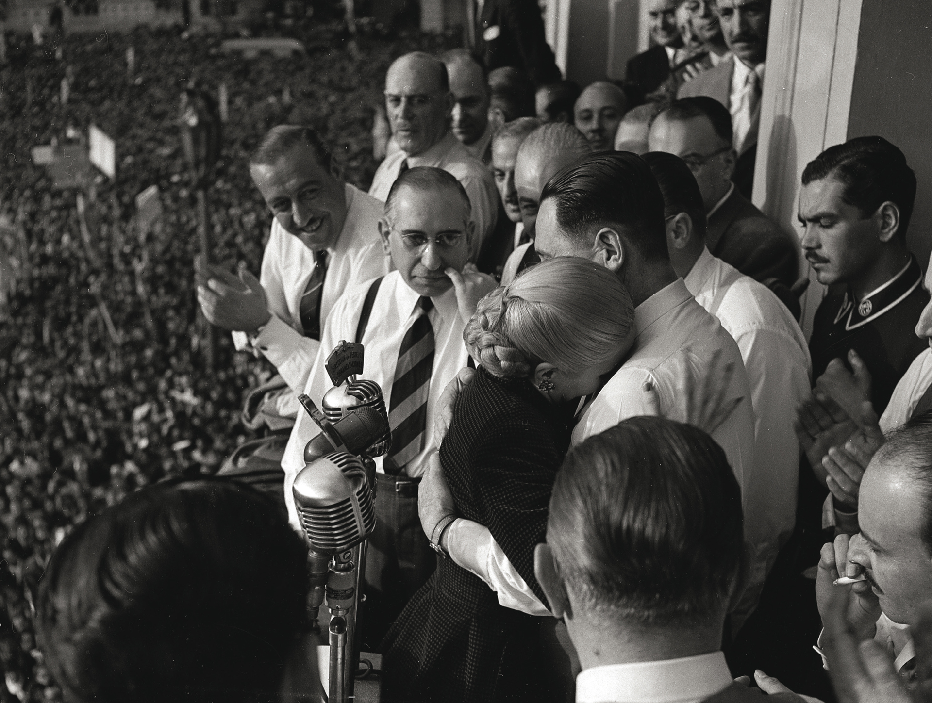 Perón abraza a Evita tras anunciar ella que no será candidata a vicepresidente. (Foto: Pinélides Fusco)