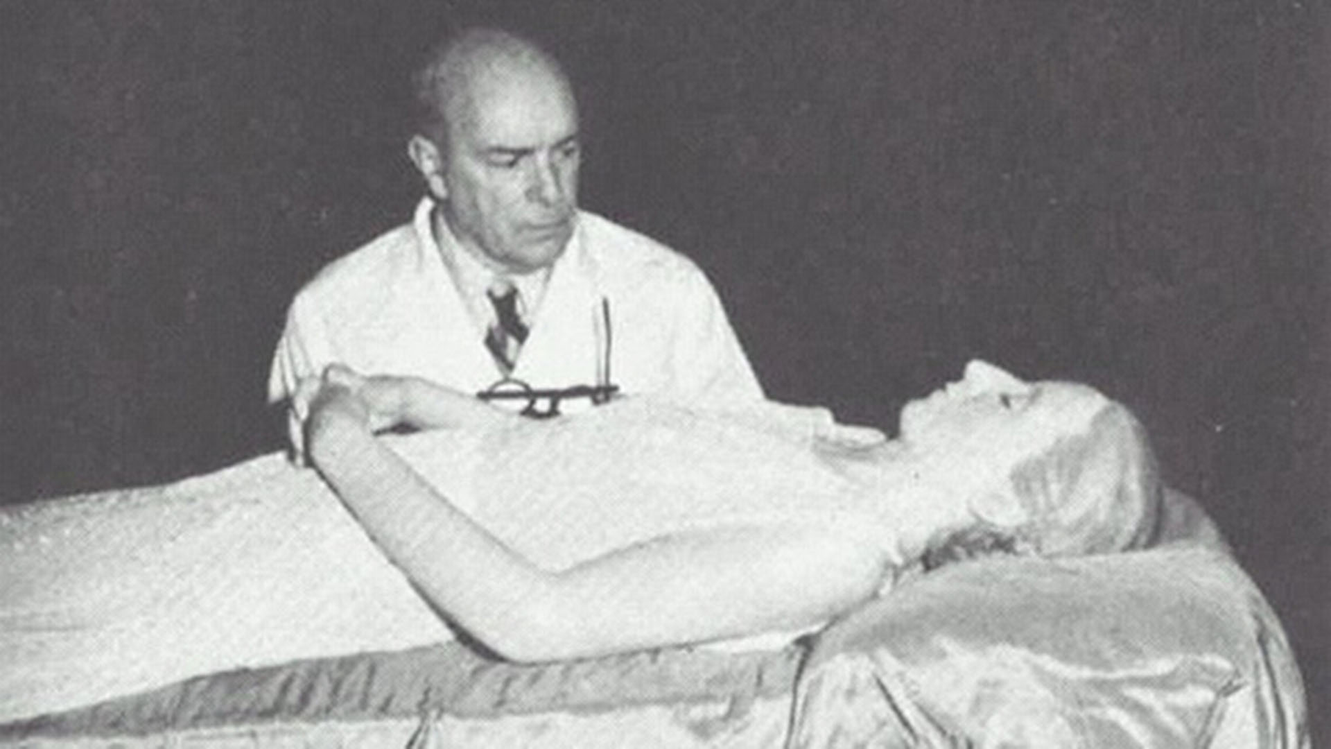 El doctor Pedro Ara, junto al cadáver embalsamado de Evita