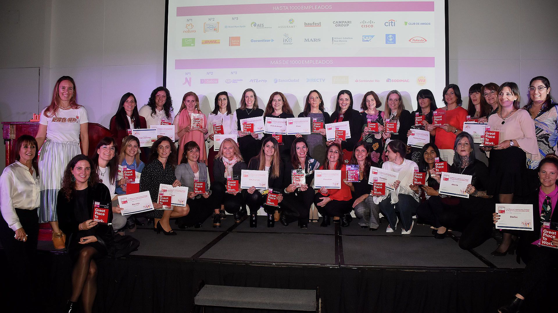 Fueron 3o empresas las galardonadas en la premiación en el Hotel Panamericano donde Great Place to Work valoró los Mejores Lugares para trabajar para las mujeres en la Argentina. Aquí la foto final con los mejores