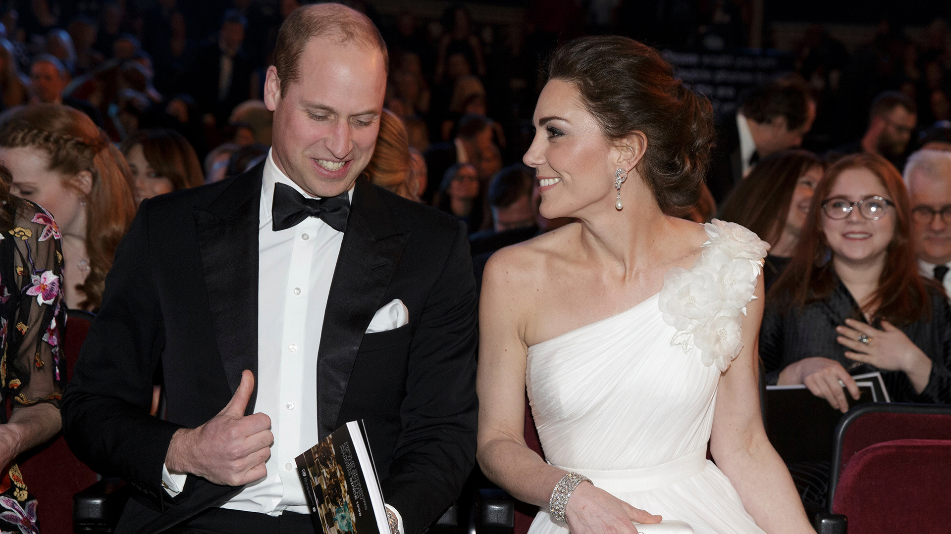 El príncipe William,  segundo en la línea de sucesión al trono, se casó con Kate Middleton en 2011 tras ocho años de noviazgo