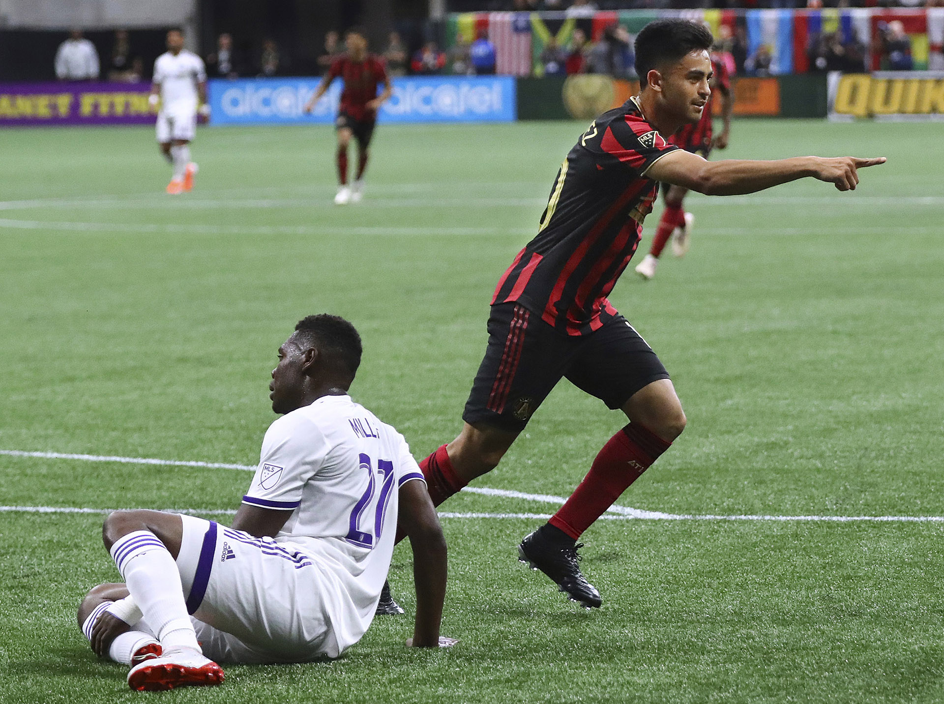 El mediocampista del Atlanta United, “Pity” Martínez, celebra su primer gol frente al defensor del Orlando City, Kamal Miller, en el clásico disputado como local por una nueva fecha de la MLS (AP)