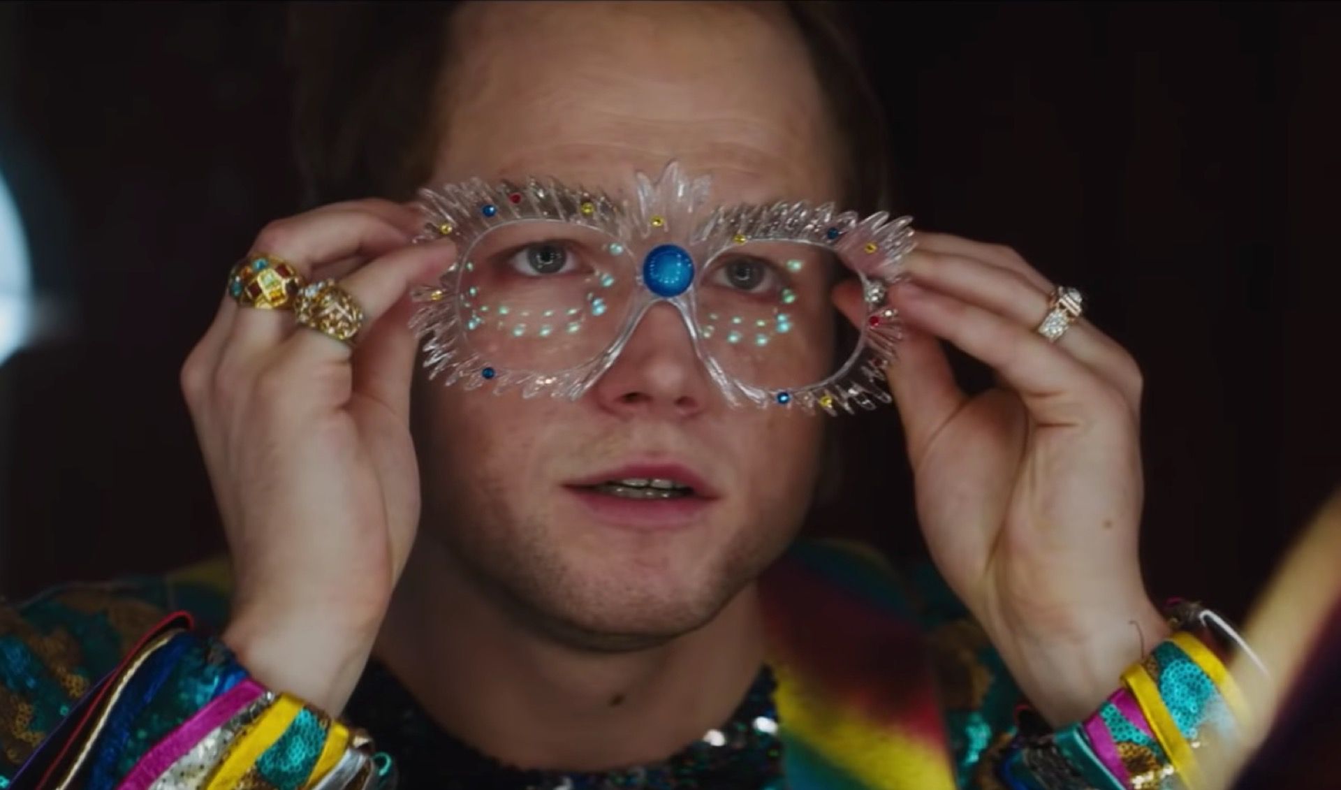 50 pares de gafas y 50 de zapatos, algunos de los accesorios imprescindibles para darle forma a Rocketman, la biopic de Elton John.