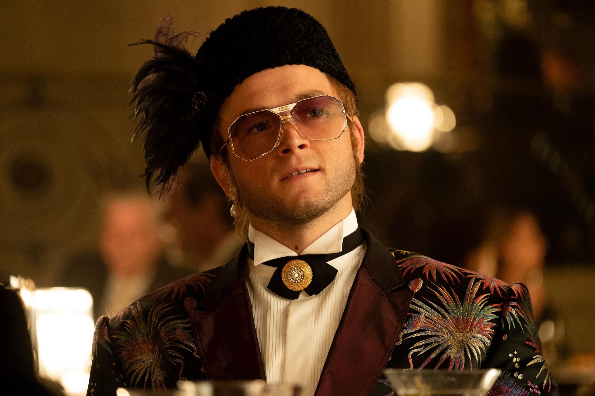 “Queríamos utilizar la base de la ropa de Elton John para crear nuestro propio vestuario para él en el film”.