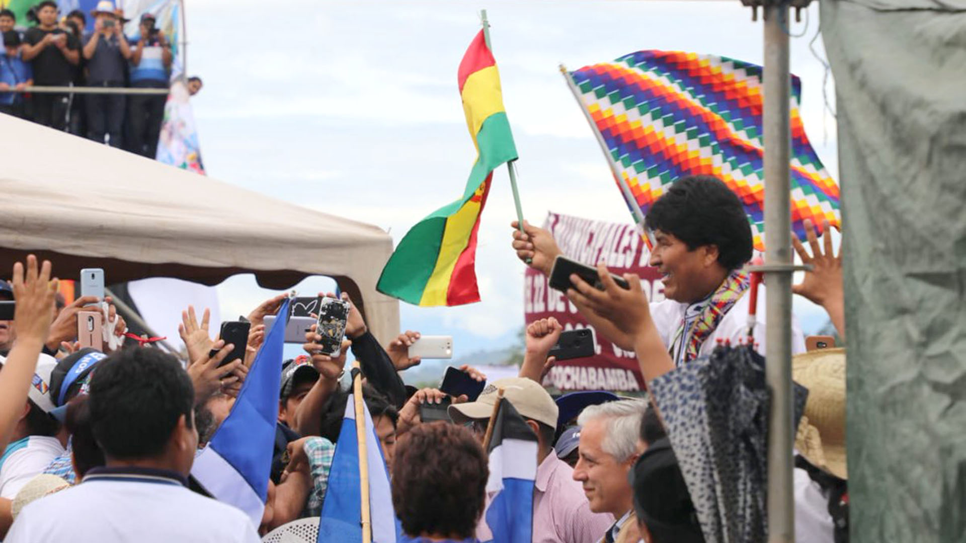 Evo Morales saluda a sus seguidores (@Canal_BoliviaTV)