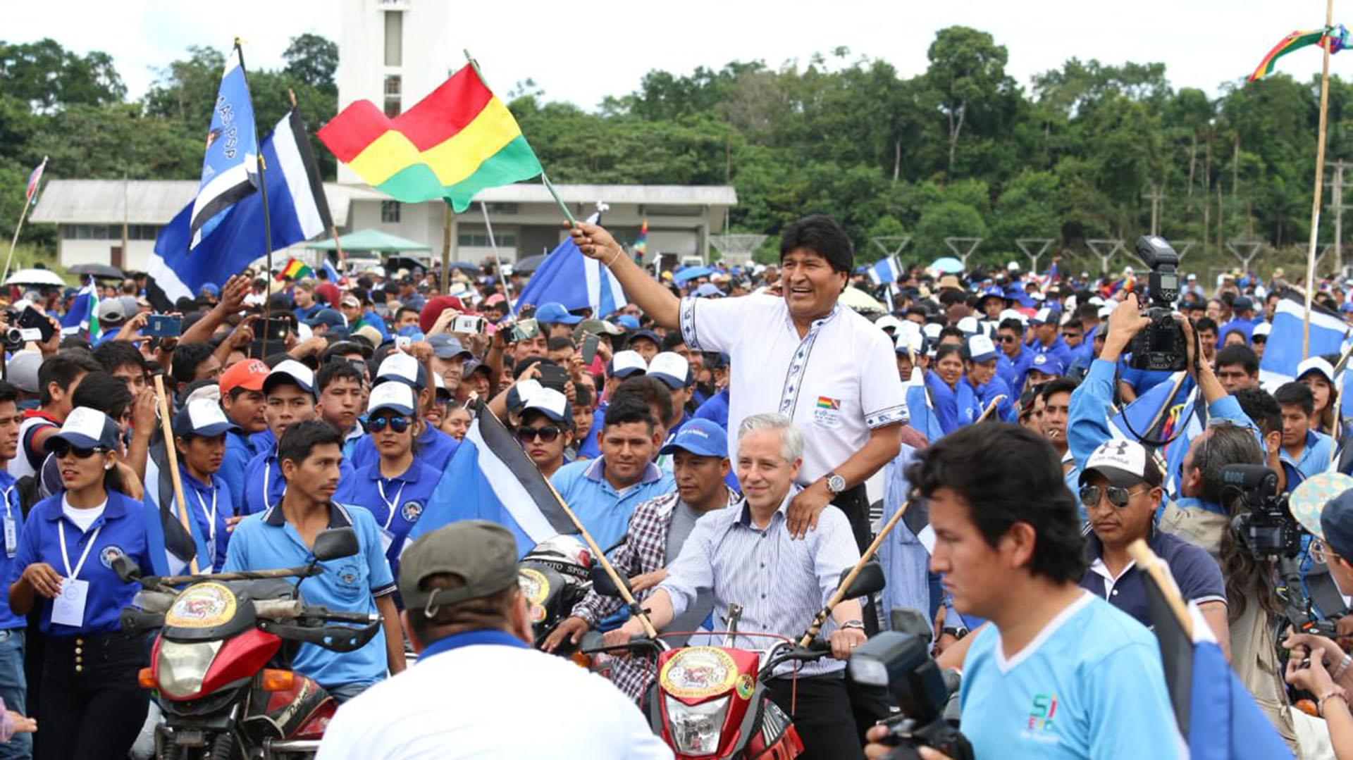 Evo Morales llegó al acto de lanzamiento de su candidatura (@Canal_BoliviaTV)