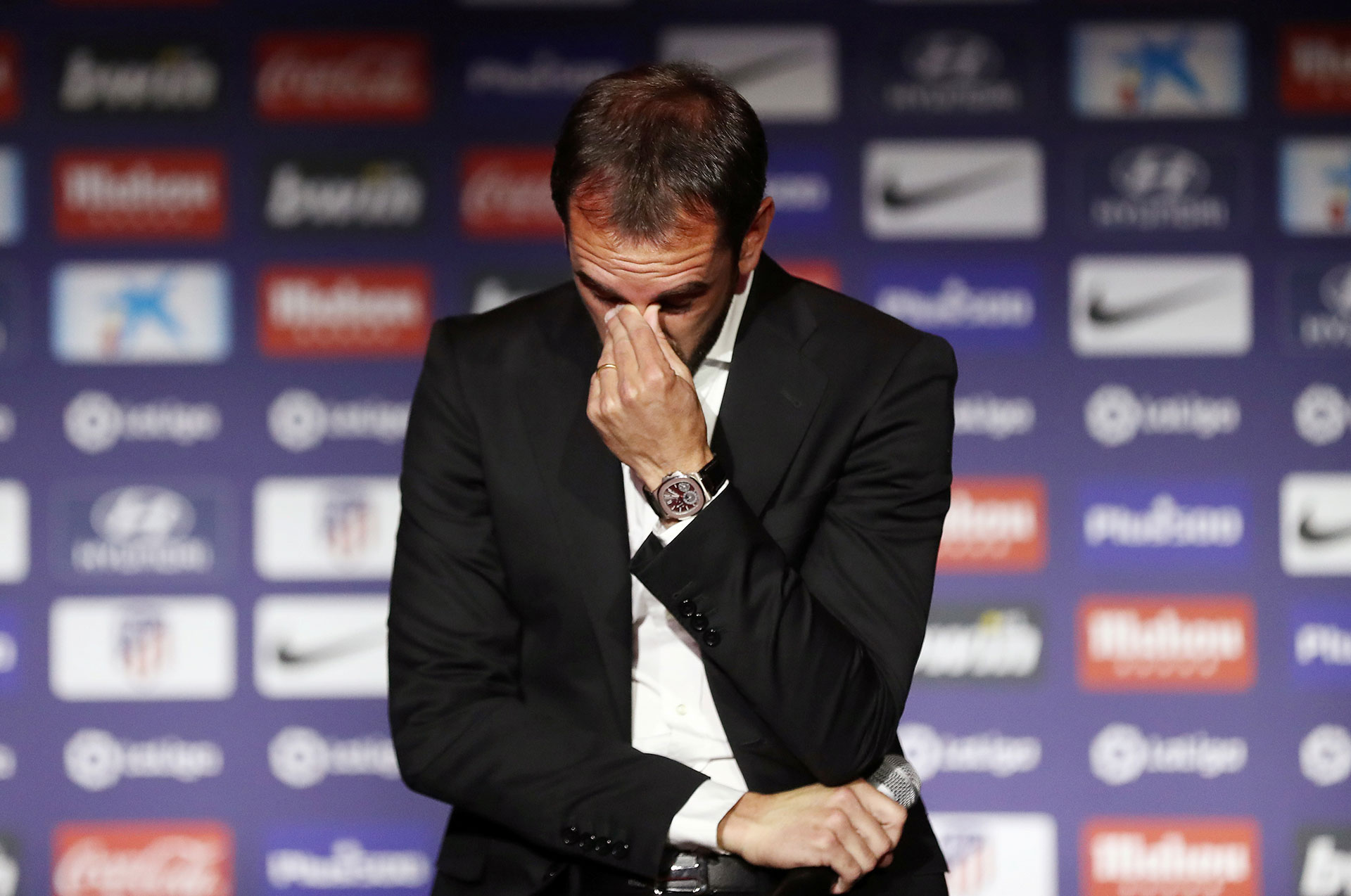 Diego Godín estuvo muy emocionado durante la conferencia en la que anunció que deja el Atlético Madrid (Reuters)