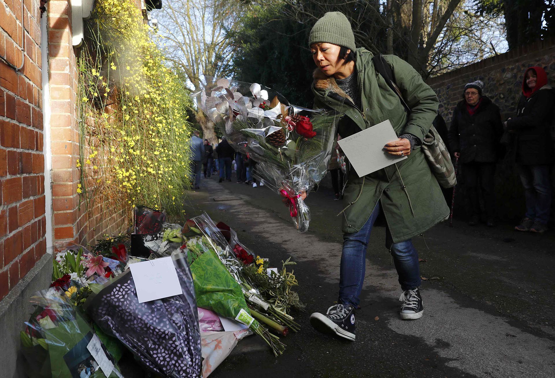 Los fanáticos de George Michael dejaron flores en su casa tras enterarse de su muerte en 2016