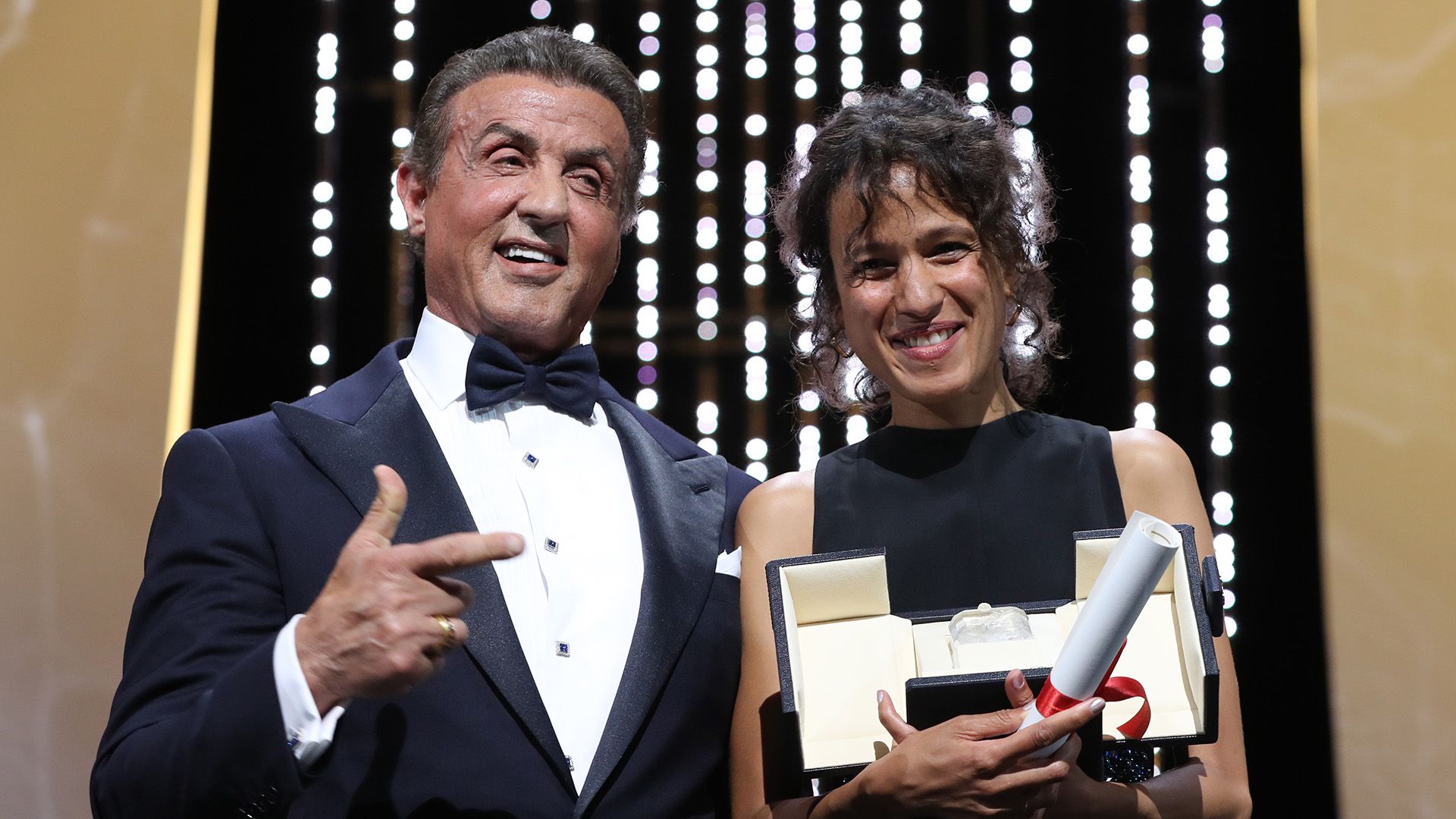 La actriz y cineasta francesa Mati Diop recibió el Gran Premio de Cannes de manos de Sylvester Stallone por su película “Atlantique” (Photo by Valery HACHE / AFP)