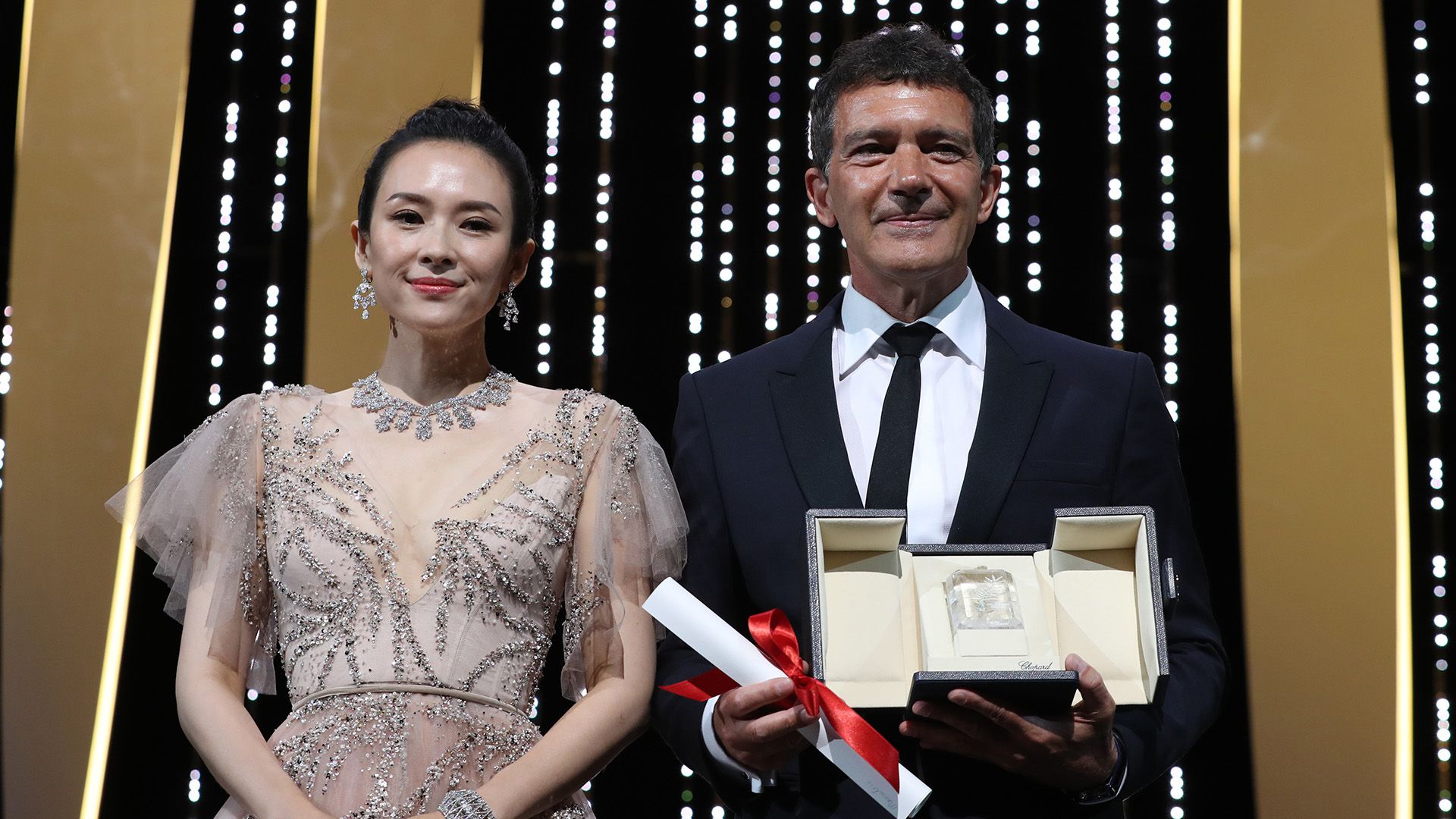 Antonio Banderas junto a la actriz china Zhang Ziyi (Photo by Valery HACHE / AFP)