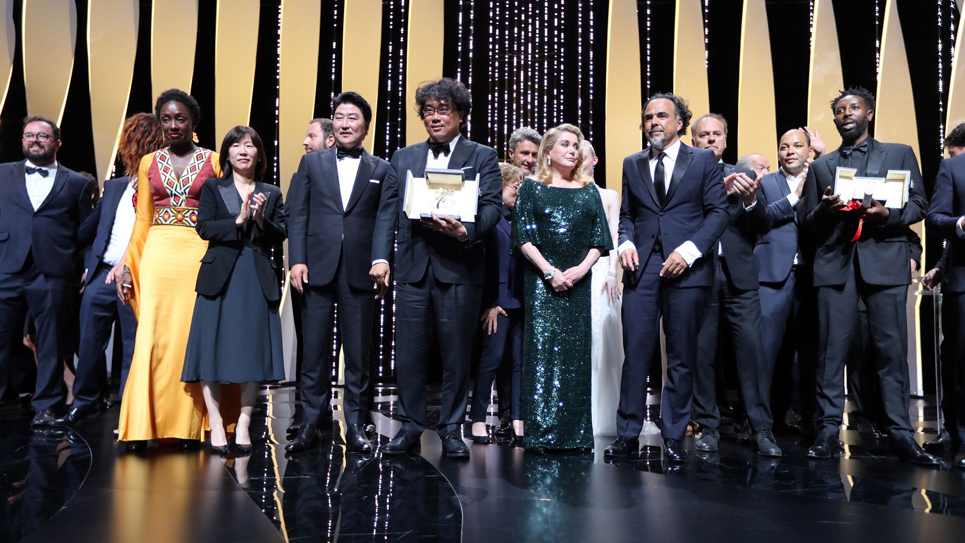 Bong Joon-Ho posa junto a miembros del jurado de Cannes (Photo by Valery HACHE / AFP)