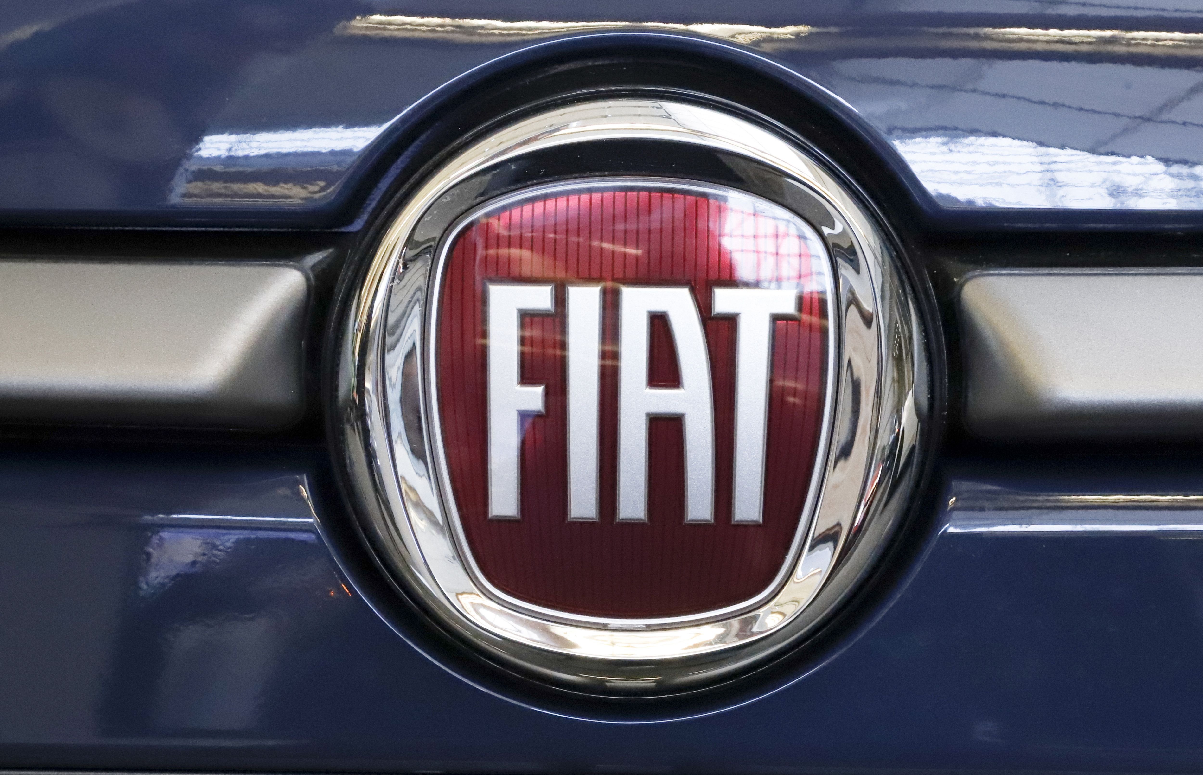 En esta imagen de archivo del 14 de febrero de 2019, el logo de Fiat en un 500 L de 2019 expuesto en la Feria Internacional del Automóvil en Pittsburgh, Estados Unidos. (AP Foto/Gene J. Puskar, Archivo)