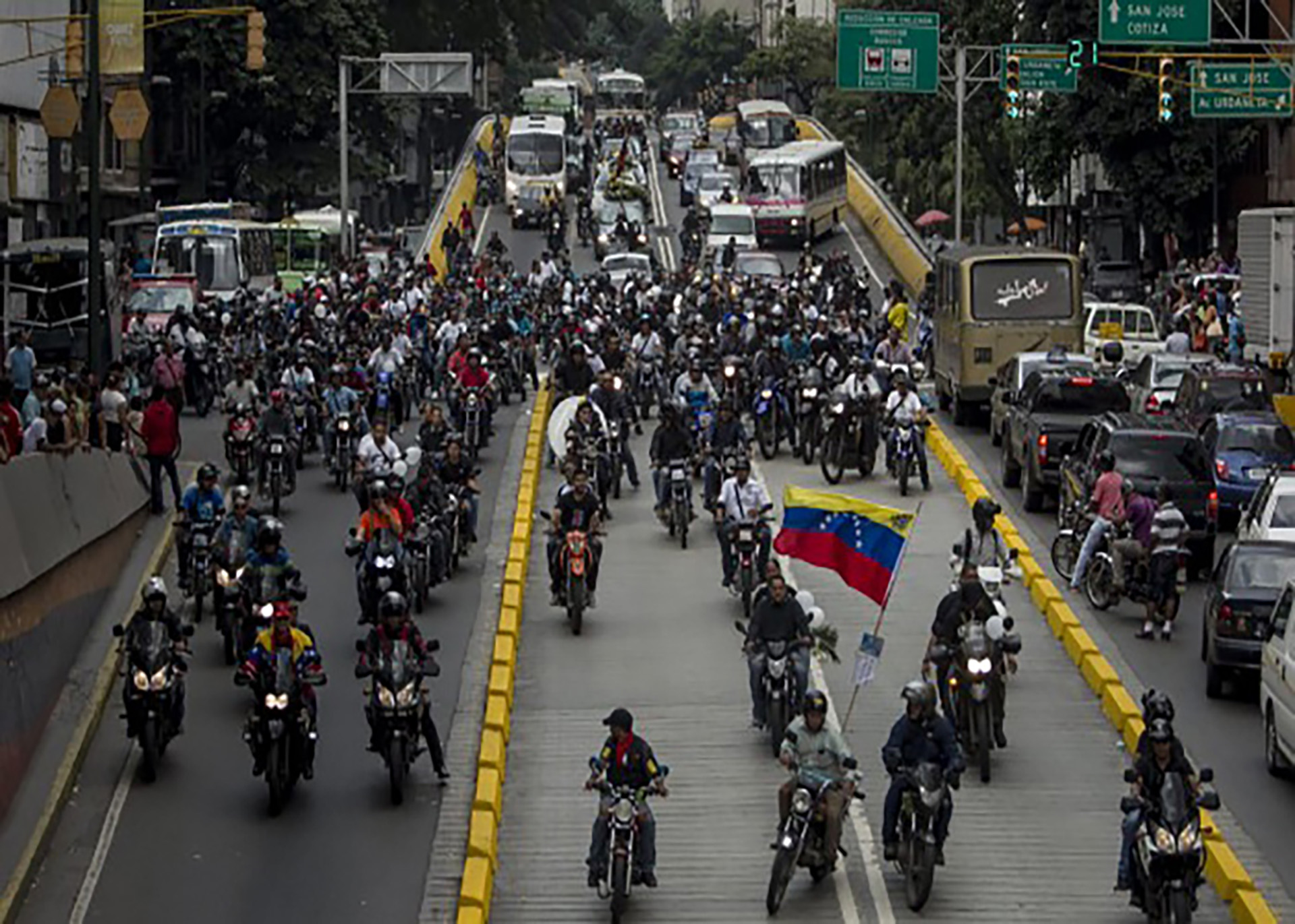 Los colectivos se movilizan en motocicletas cuando salen a reprimir las protestas contra el régimen
