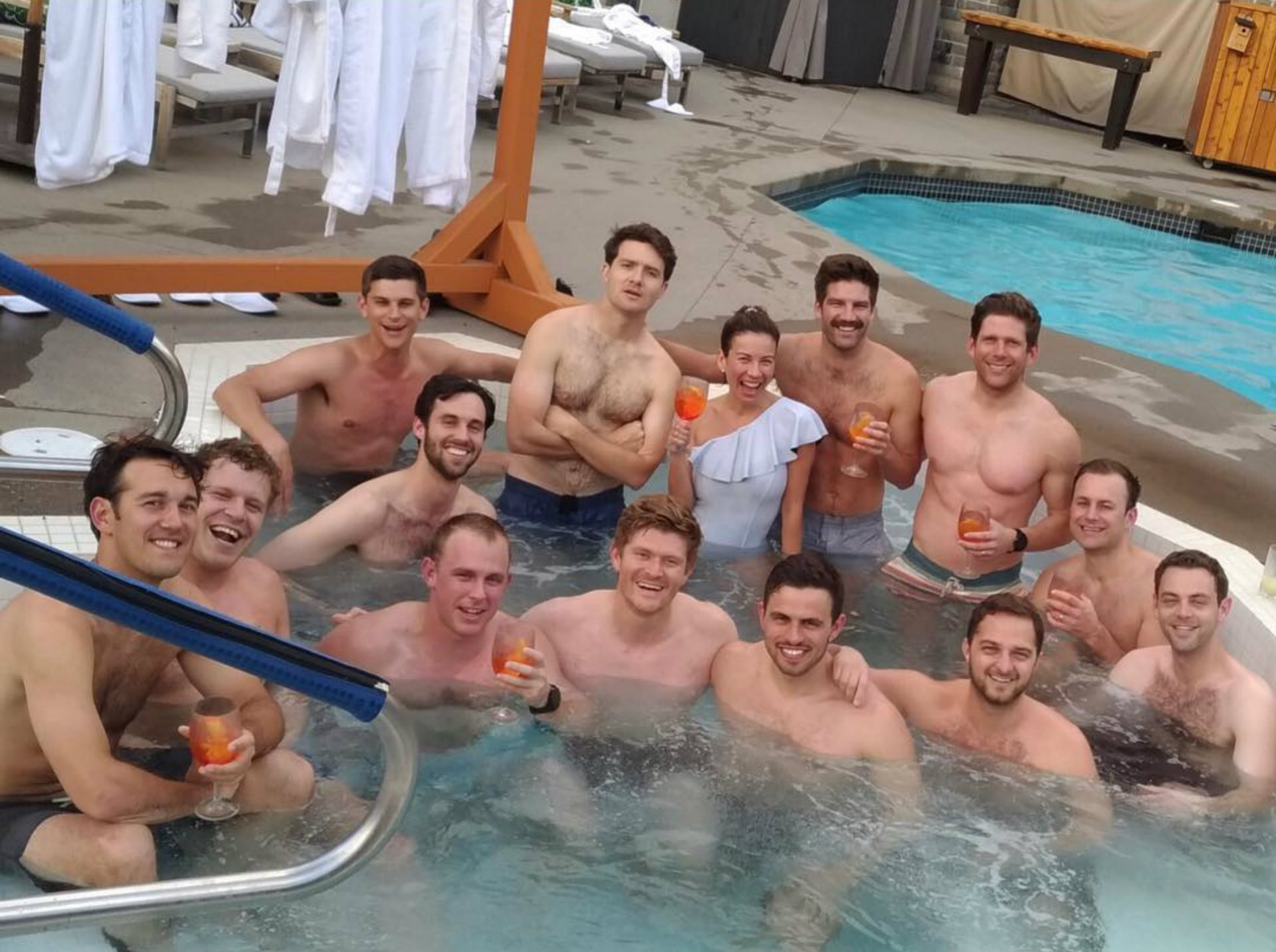 La fotografía junto a 13 hombres que Ingrid compartió en Instagram