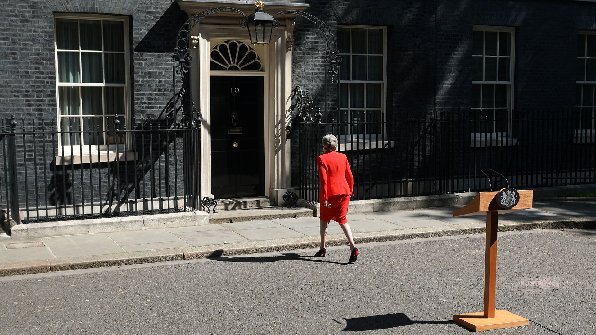 Theresa May May dio a conocer su decisión en una declaración ante la residencia oficial del 10 de Downing Street, en Londres (Photo by ISABEL INFANTES / AFP)