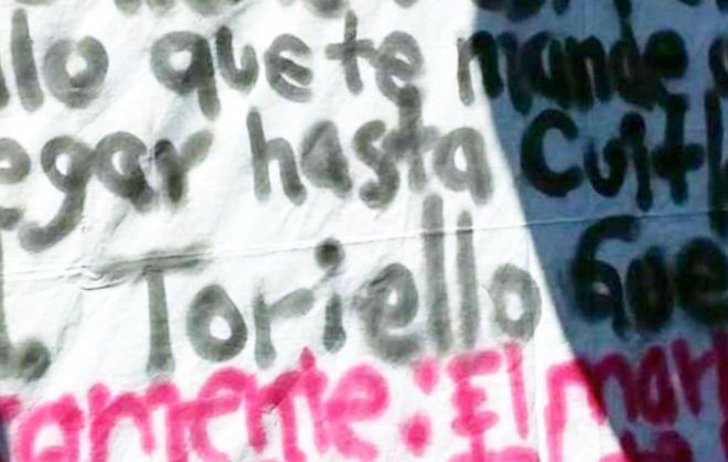 La narcomanta aparecida el pasado 19 de abril en un puente peatonal. Amenazaba a López Obrador