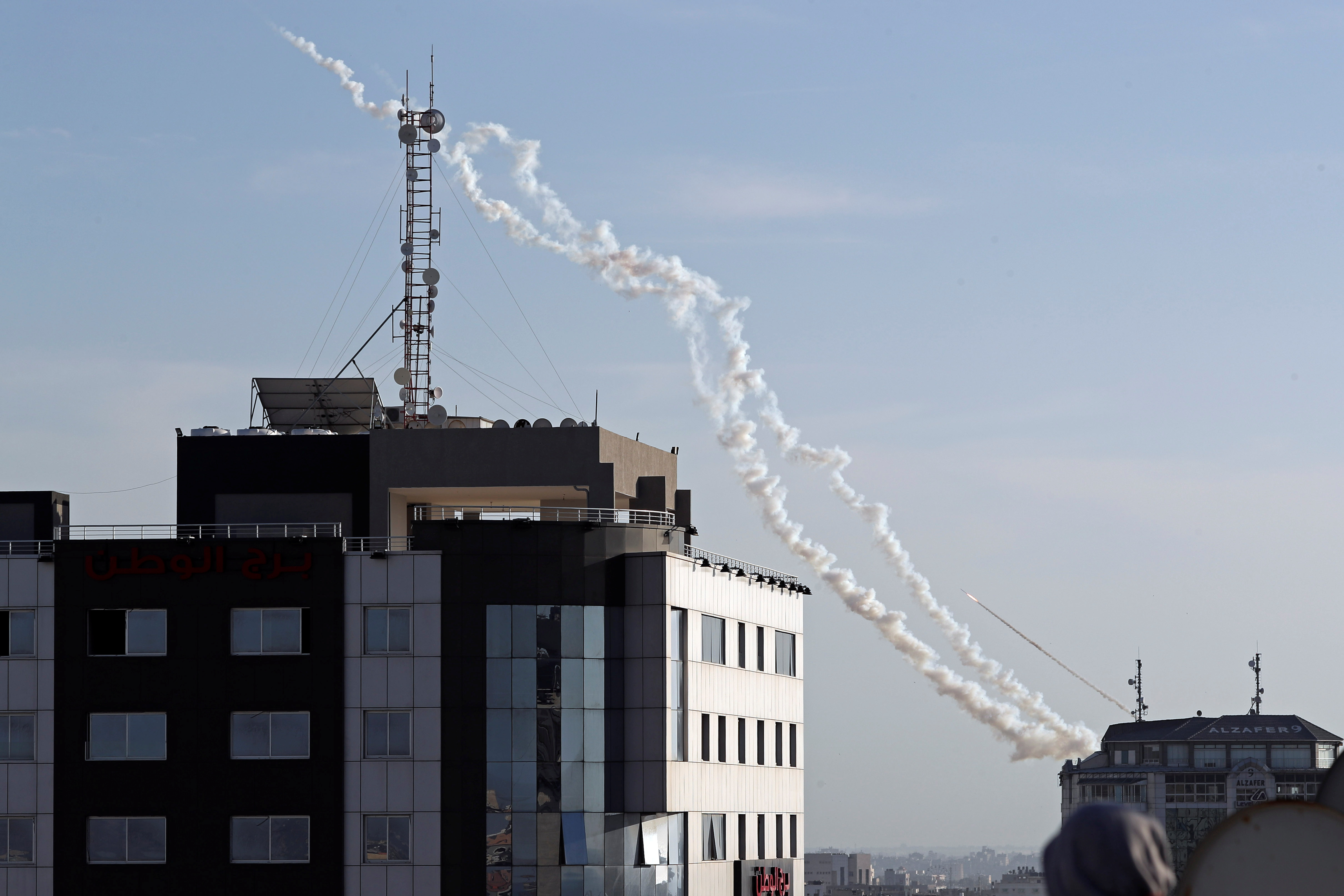 Cohetes lanzados desde Gaza hacia Israel este domingo (REUTERS/Mohammed Salem)