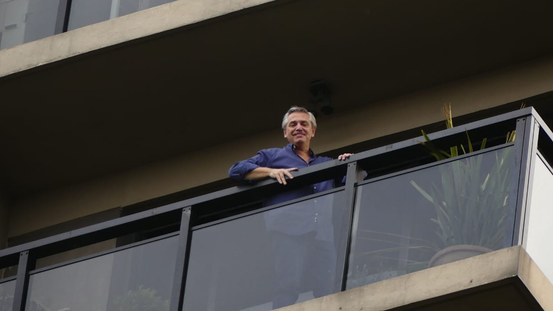 Alberto Fernández salió a su balcón,. tras ser nominado candidato a presidente