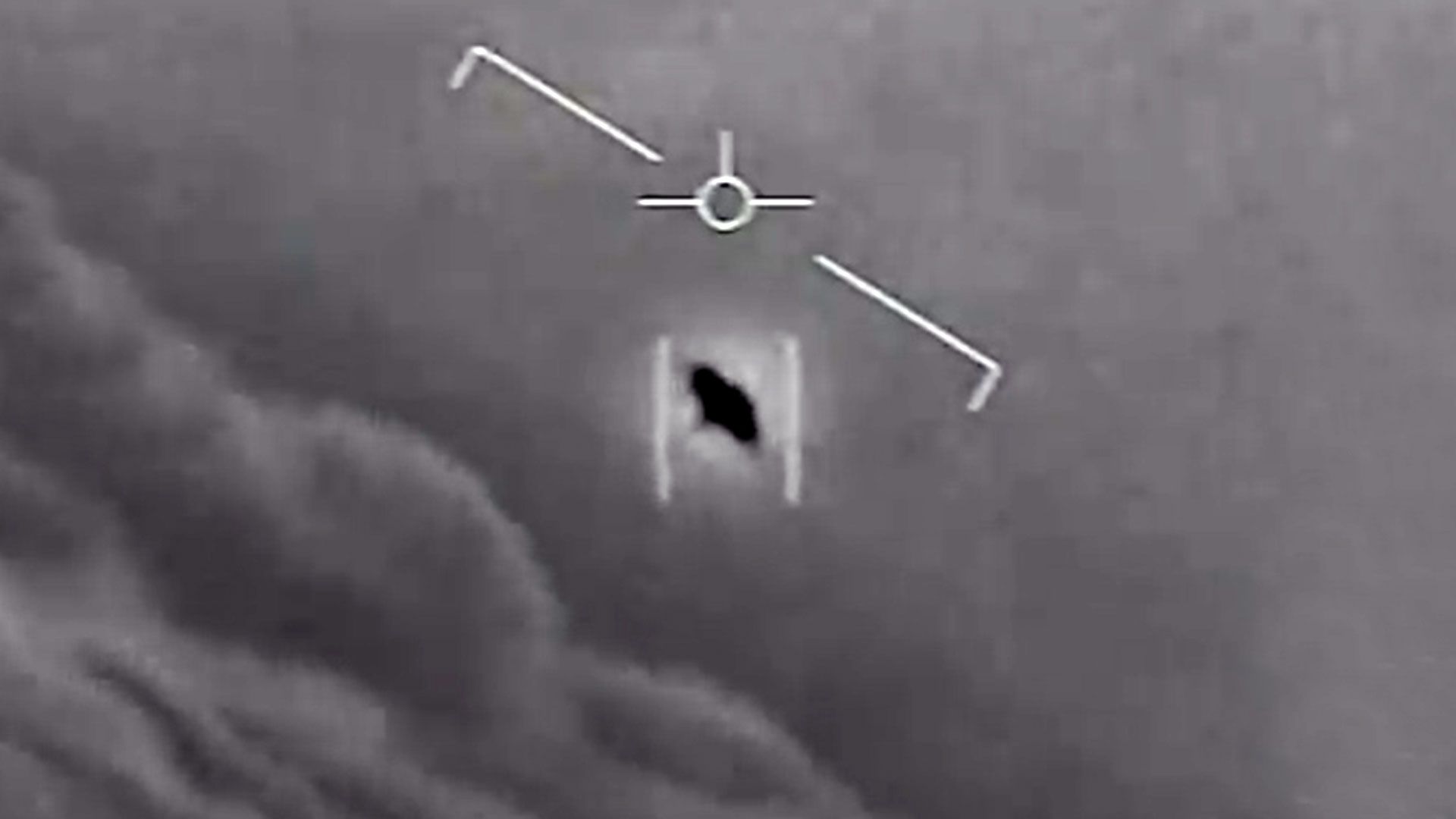 El objeto no identificado, seguido por el F/A 18 Super Hornet