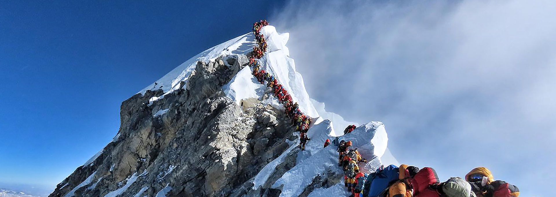 Esta foto tomada el 22 de mayo de 2019 muestra el intenso tráfico de alpinistas que se alinean para pararse en la cima del Monte Everest (Foto: Folleto / Proyecto posible / AFP)