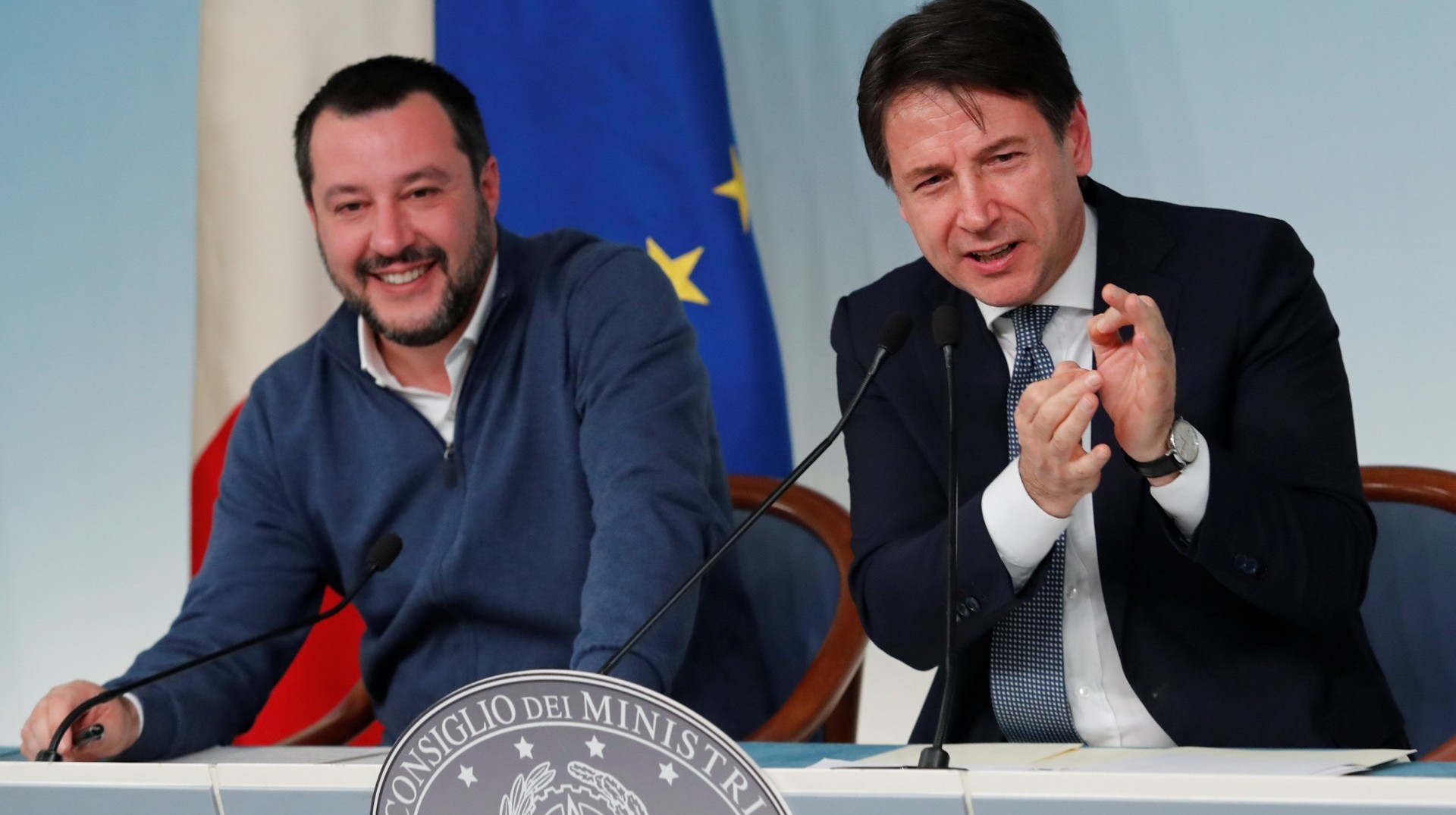 Giuseppe Conte (derecha), primer ministro italiano, junto al viceprimer ministro Matteo Salvini, líder de la Liga y emblema del populismo de derecha europeo (REUTERS/Remo Casilli)